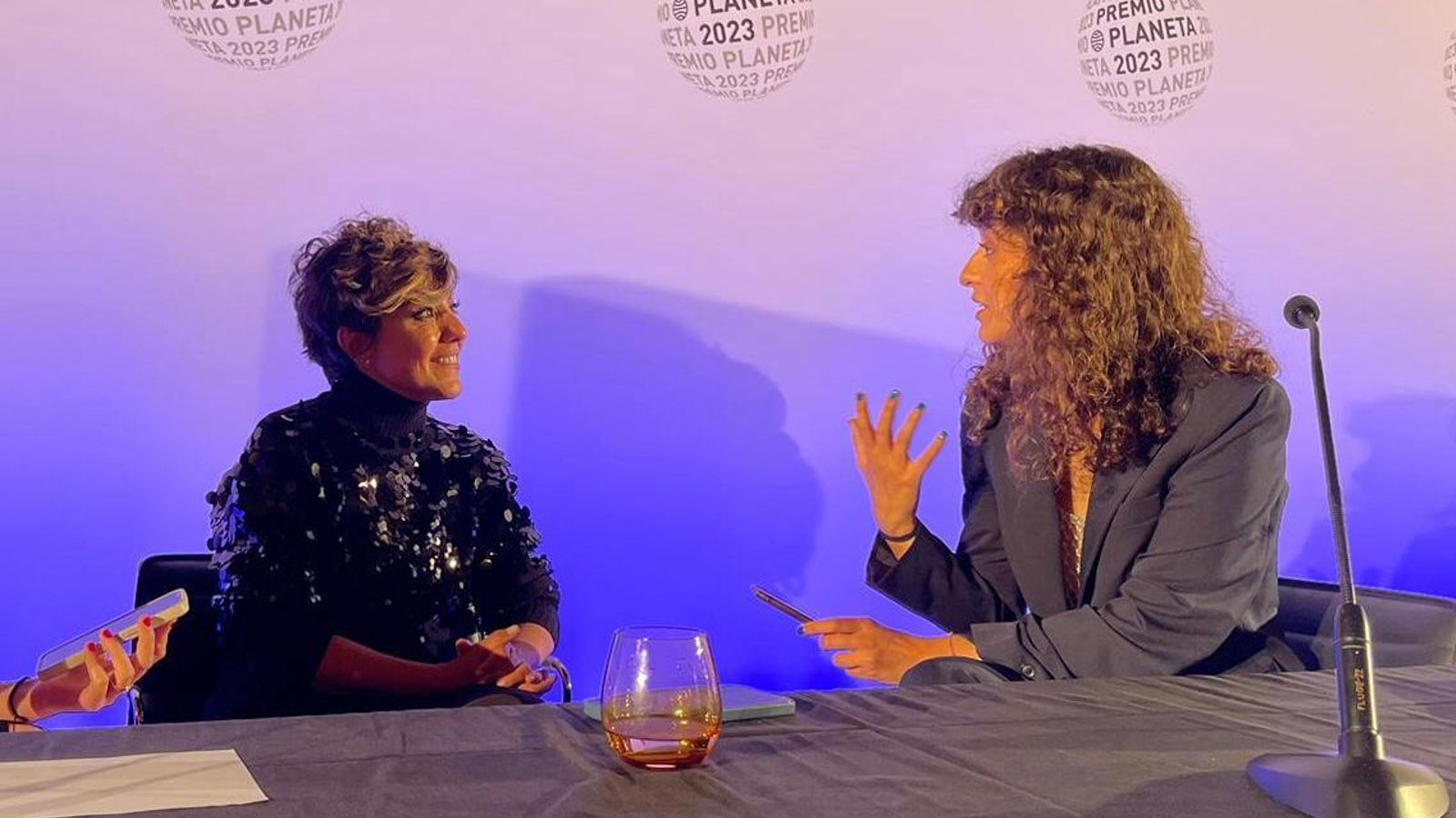 Sonsoles Ónega, durante su entrevista con Patricia Casteleiro (La Región)