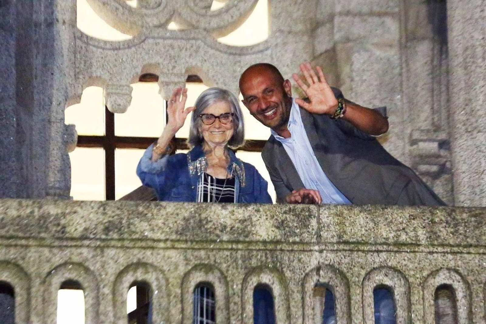 Juana da Cruz, con el alcalde de O Porriño, Alejandro Lorenzo.