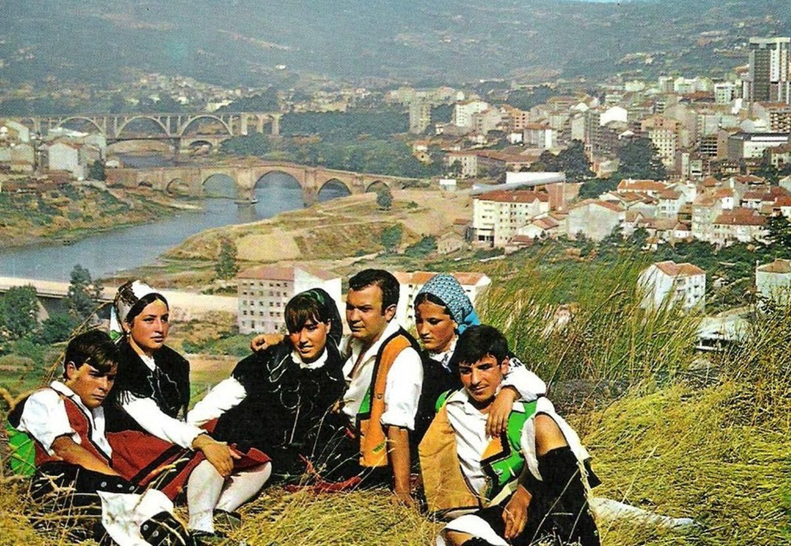 El Ballet Foklórico Orensano nace en 1963 (primero sólo como Ballet Gallego) y se consolida a lo largo de los 60, los 70 y 80