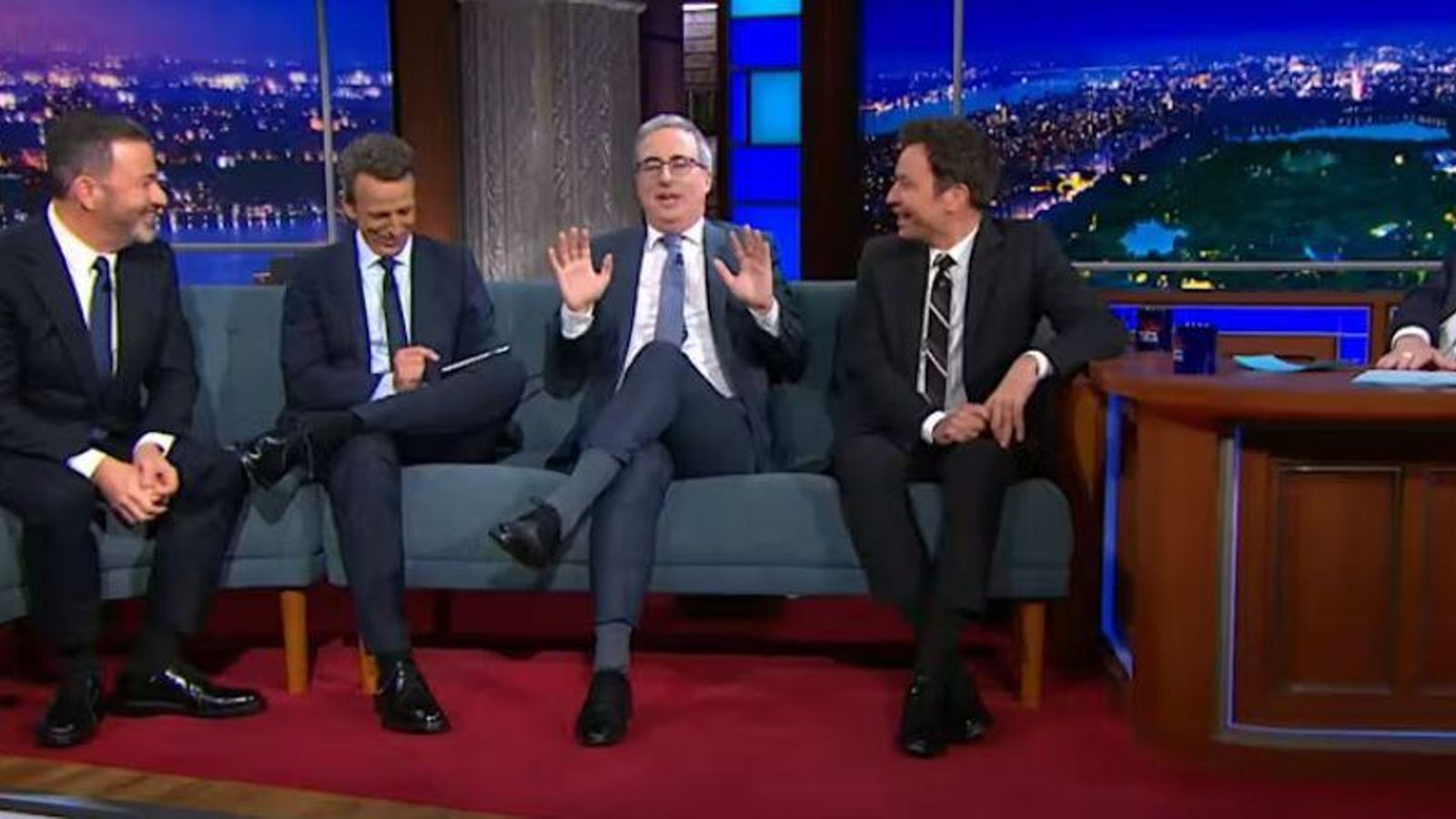 En uno de sus últimos programas en The Late Show, Stephen Colbert (derecha) invitó a sus compañeros de otros late nights, con quienes también creó el pódcast Strike Force Five. De izquierda a derecha, Jimmy Kimmel, Seth Meyers, John Oliver y Jimmy Fallon