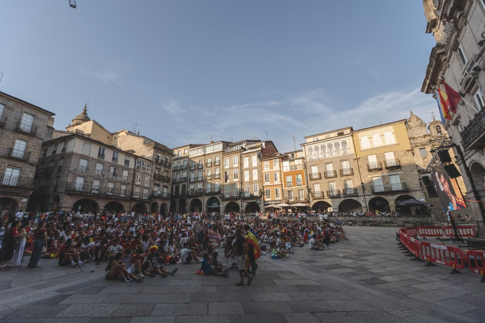 Galería | Camisetas, banderas y las calles de Ourense llenas de emoción por ver a España jugar los cuartos de final, en fotos