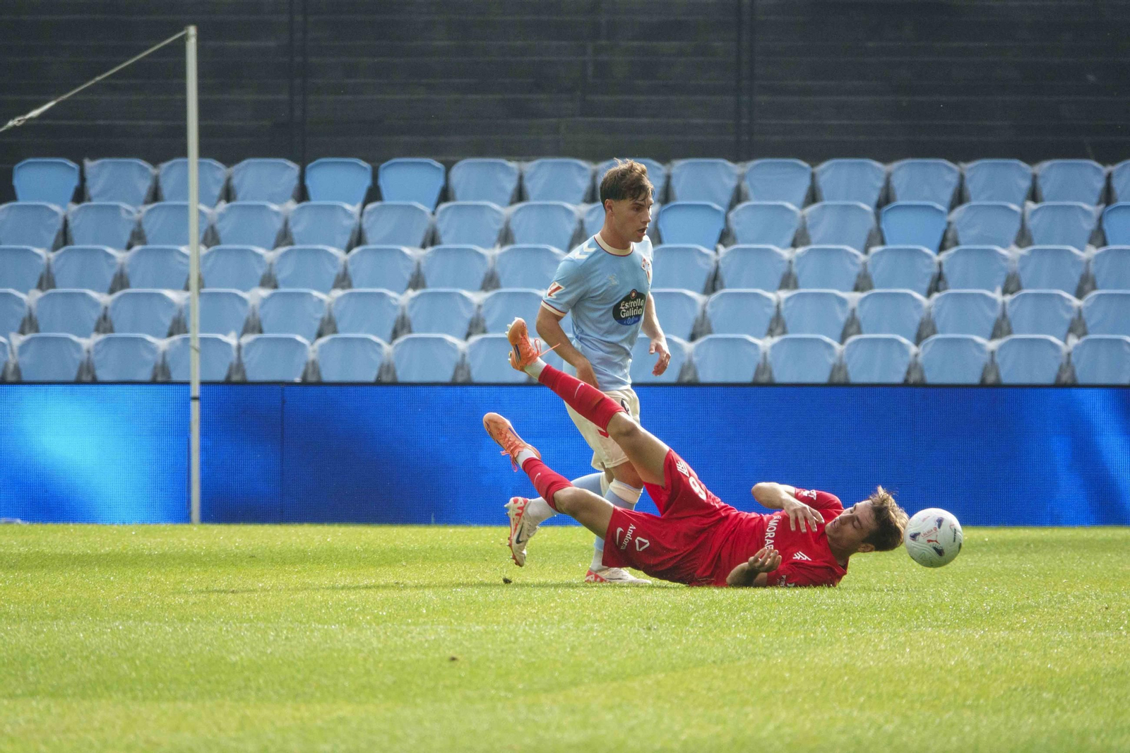 Galería | El Celta Fortuna se estrena como local en Segunda División