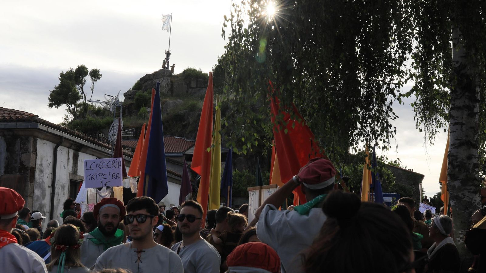 Os pendóns no Campo dos Brancos esperando ao cambio de bandeira.