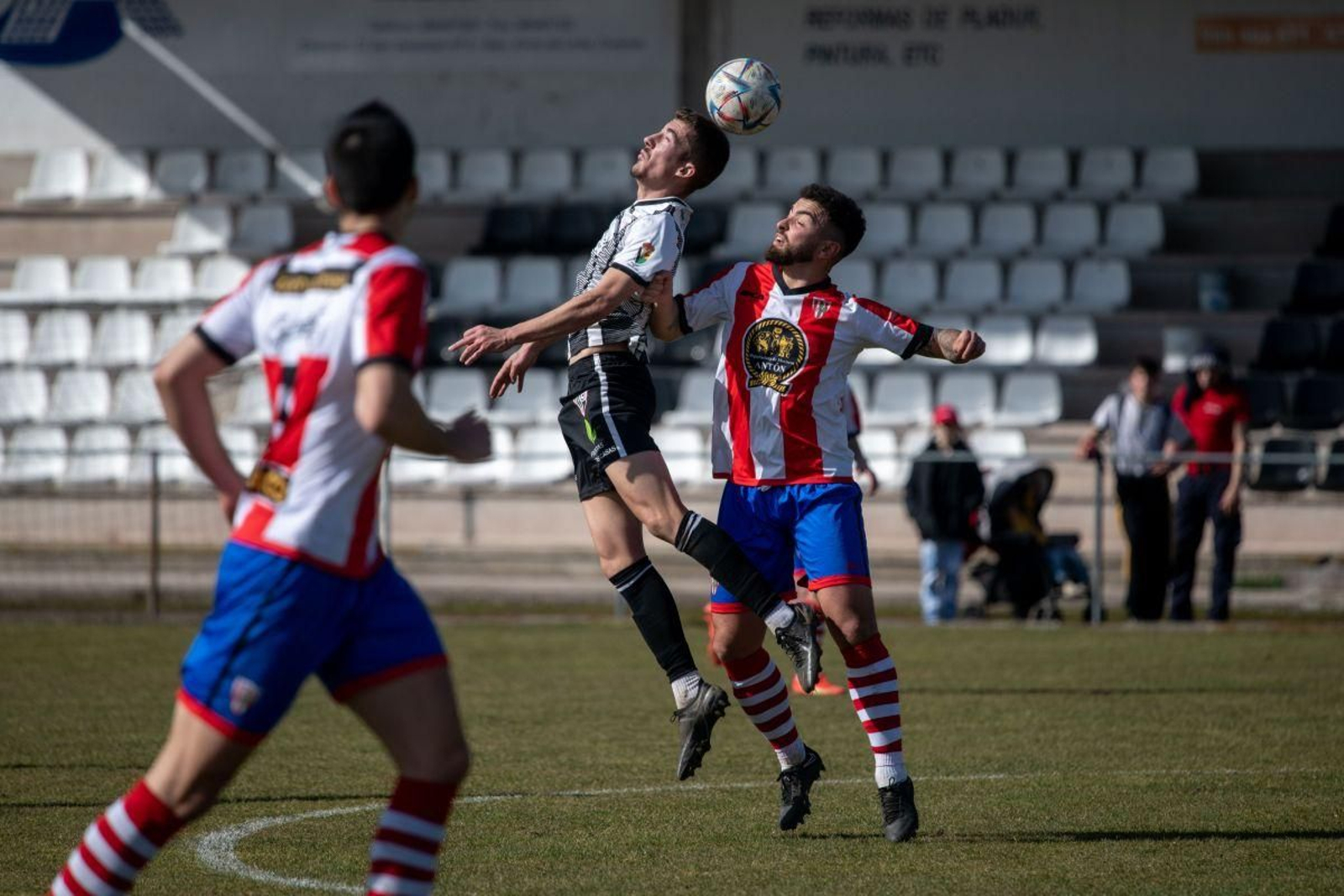 El delantero limiano, Charly.