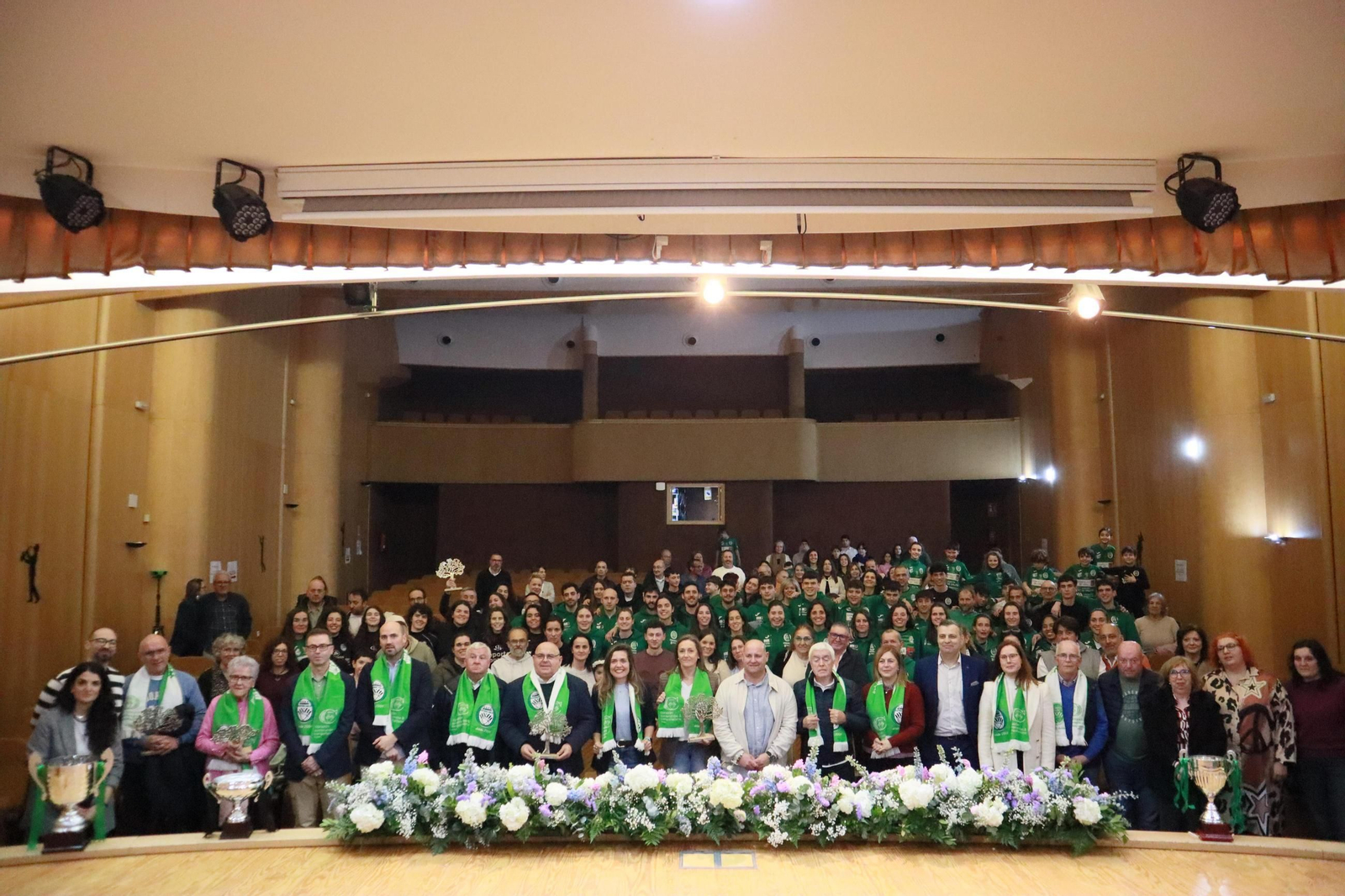 Unas doscientas personas asistieron al acto celebrado ayer en el Centro Cultural Helios.