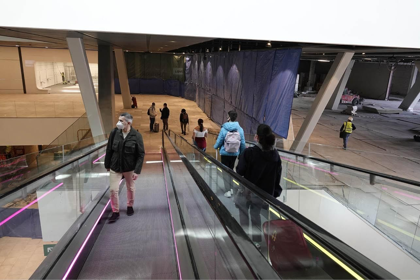 Viajeros en la estación del eje atlántico de Urzaiz..
