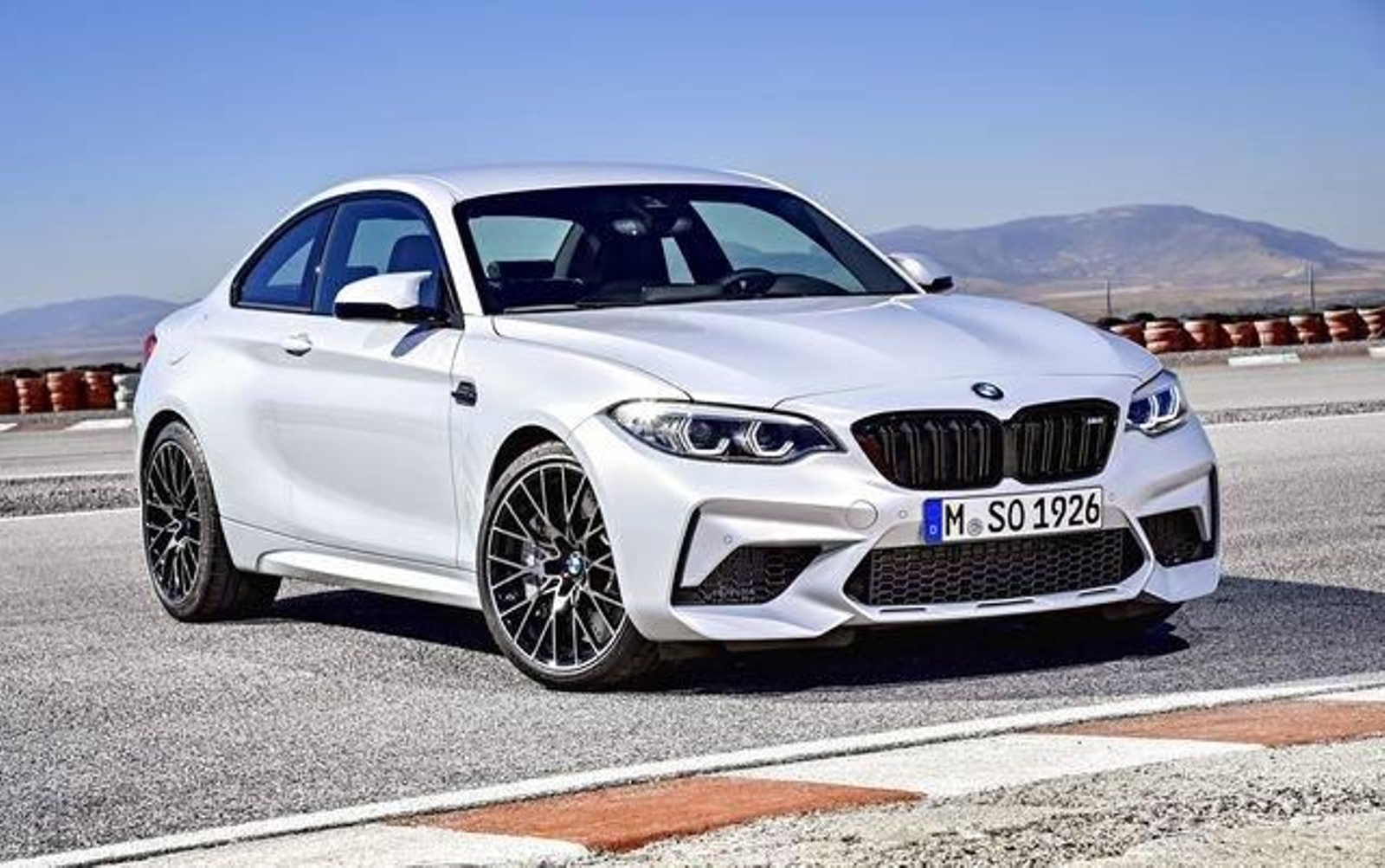 El M2 se presenta en dos colores: Sunset Orange y un exclusivo Hockenheim Silver metálico.