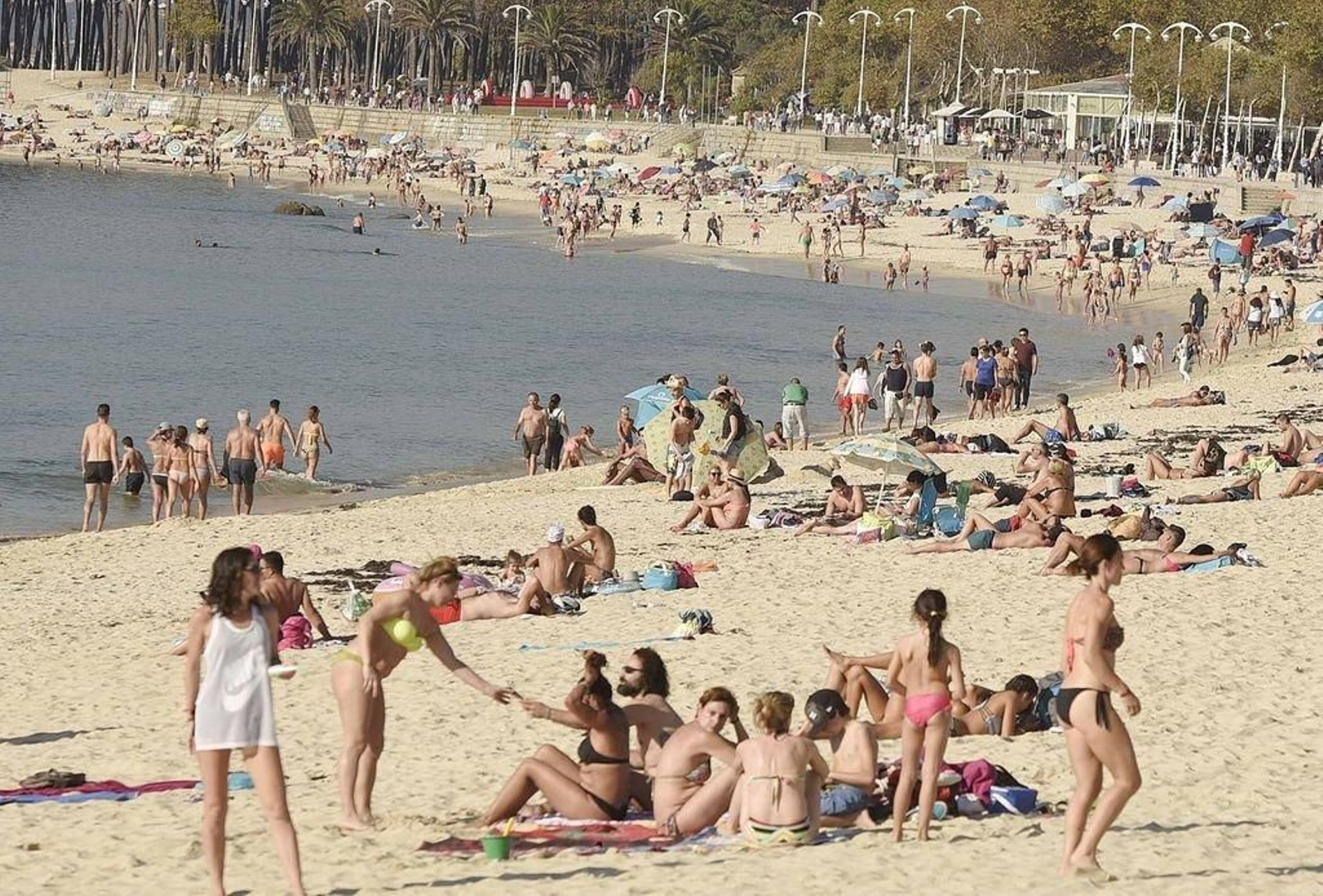 La playa de Samil se llenó ayer por las altas temperaturas, casi veraniegas. El "veroño" invitó a muchos a bañarse en el mar