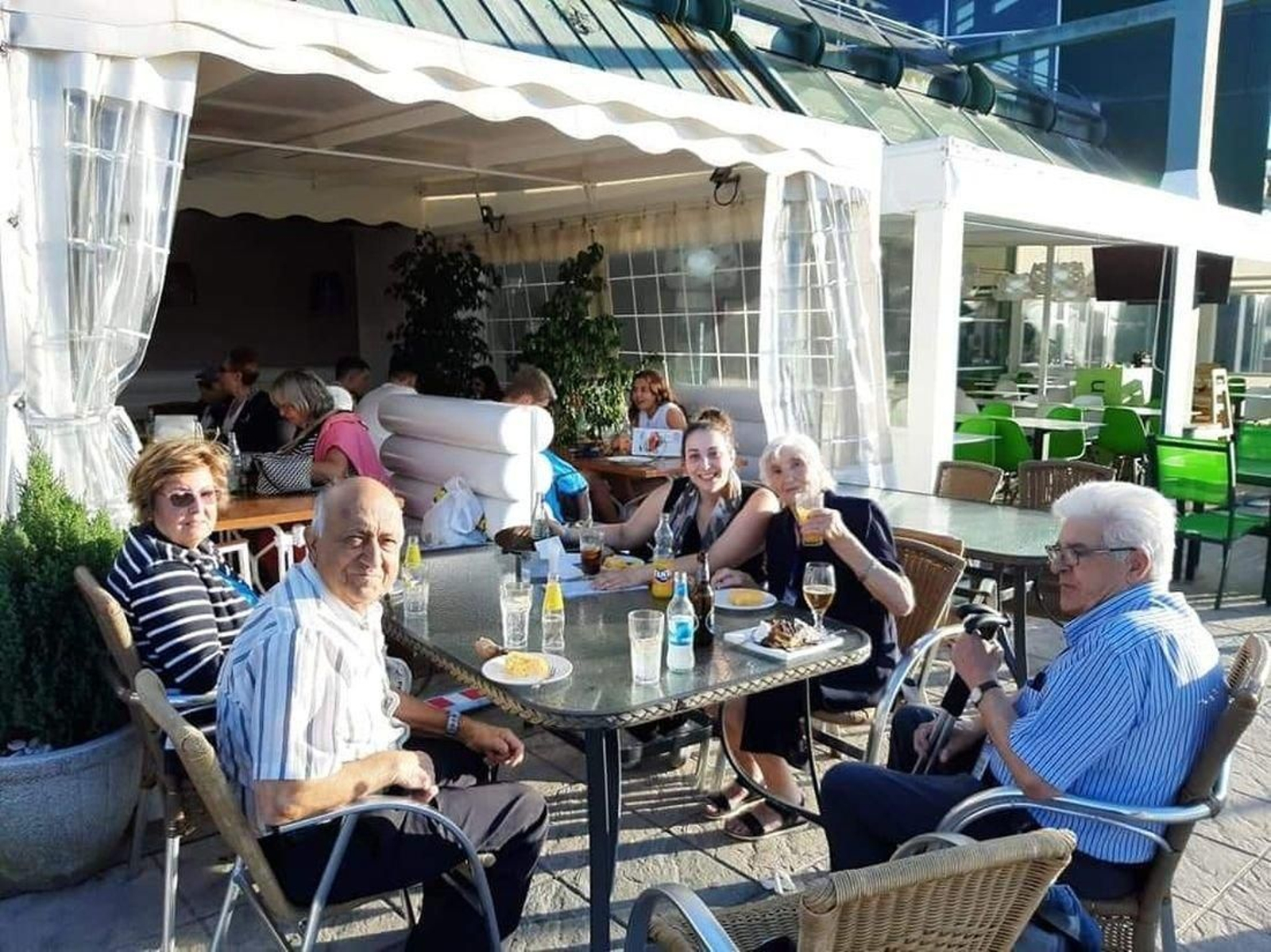 Los usuarios de la casa do maior de Punxín toman un refresco en la terraza del Ponte Vella. Son Olga, Arturo -un vecino que se unó a la excursión, Melanie -la responsable de la casa-, Flora y Lino.