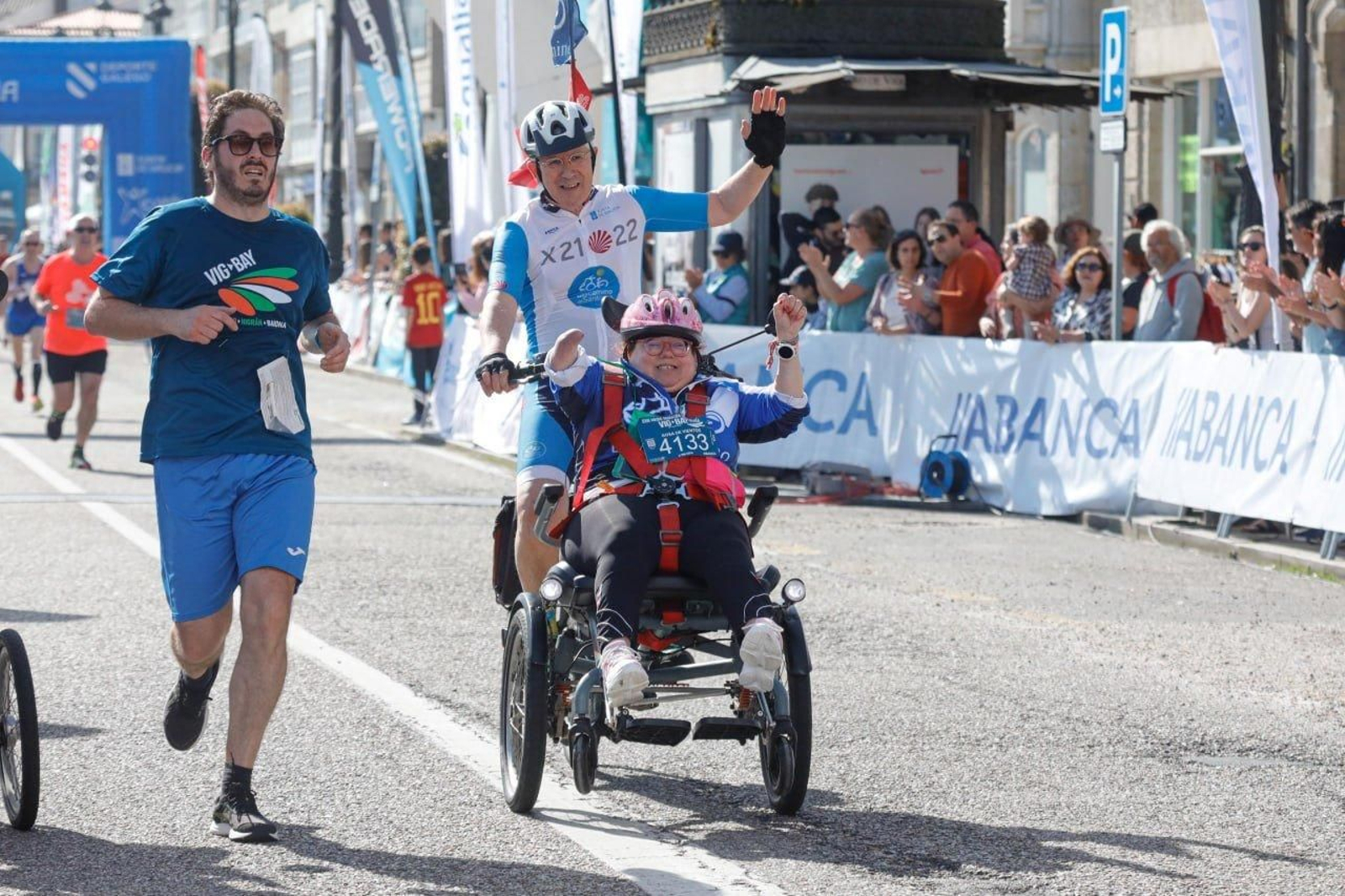 Llegada a la meta de los participantes en la Vig-Bay 2024.