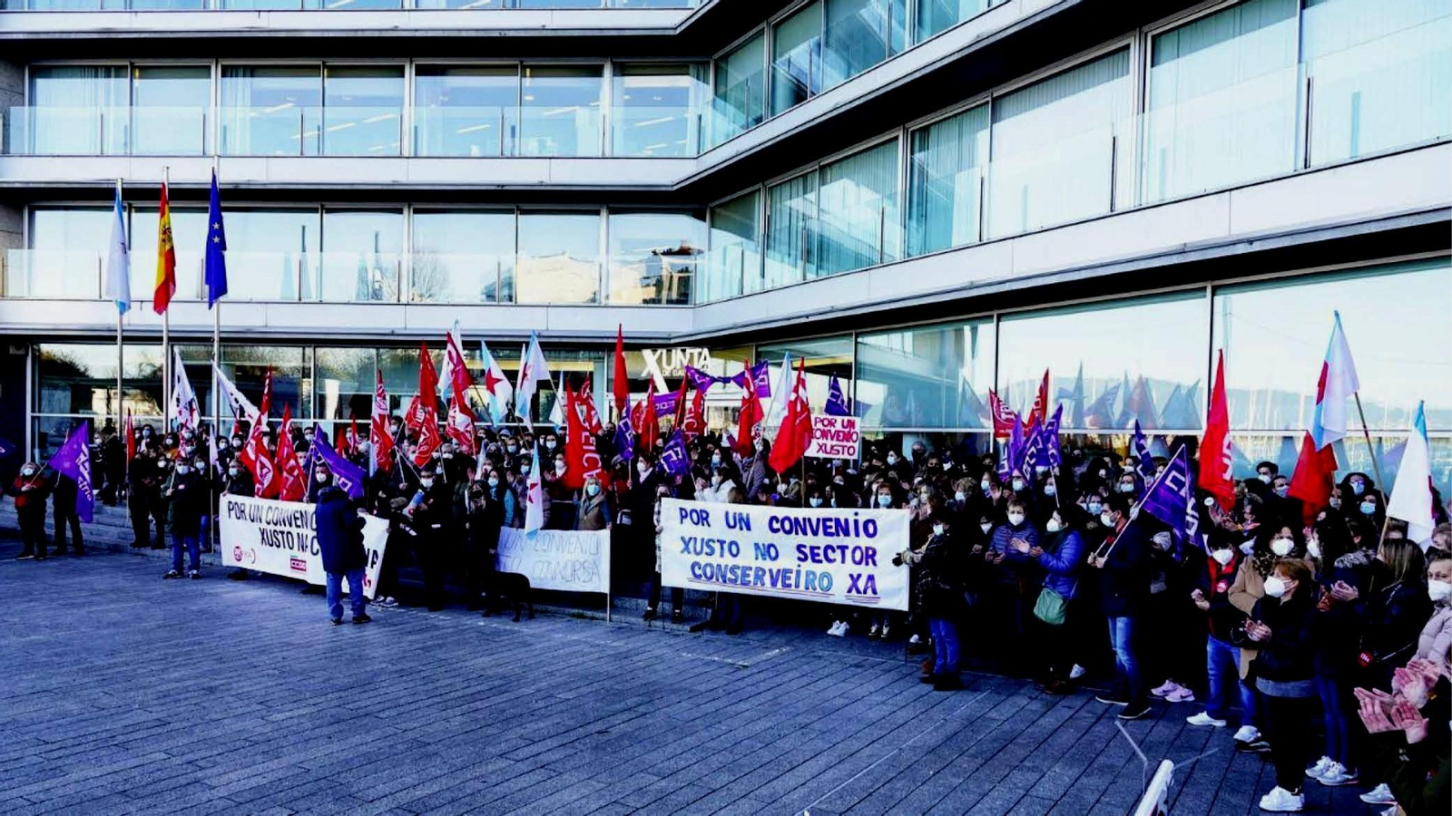 Trabajadoras del sector se concentraron ayer ante la delegación de la Xunta en Vigo para dar visibilidad al conflicto laboral.