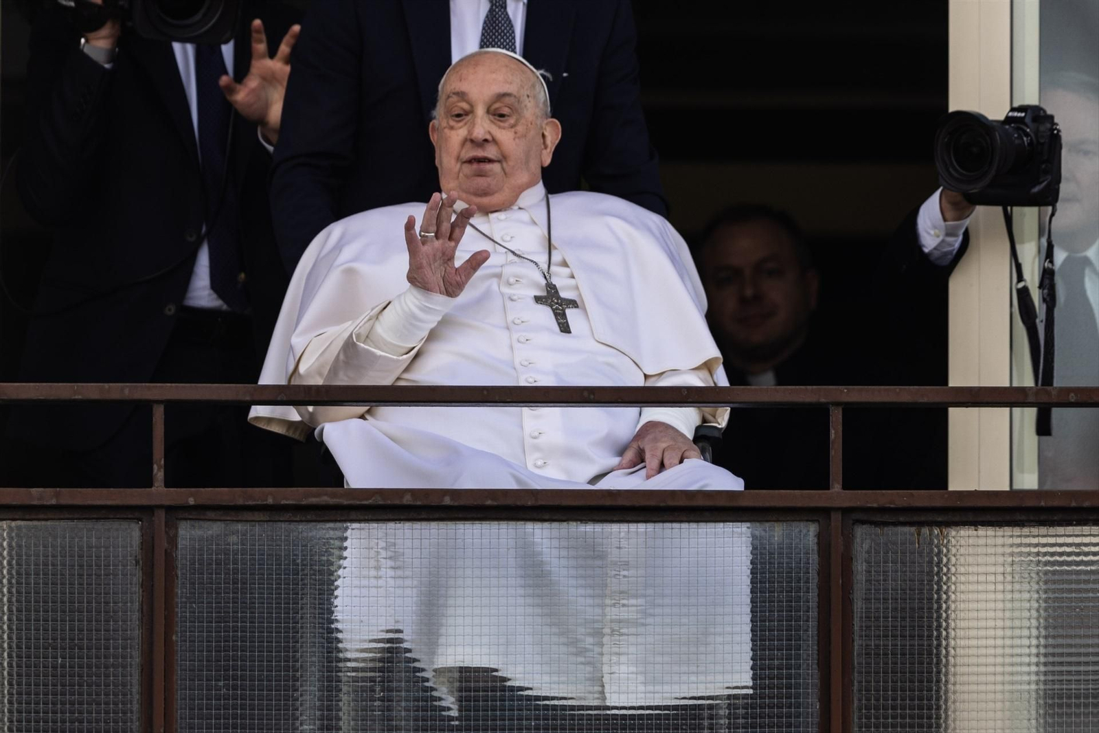 El Papa Francisco  saluda a los fieles tras recibir el alta.
