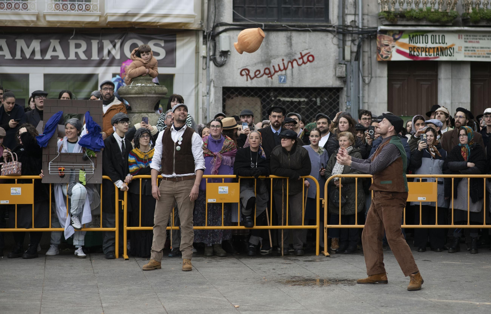 Galería |  Xinzo celebra su Domingo Oleiro con las olas volando en la Plaza Mayor