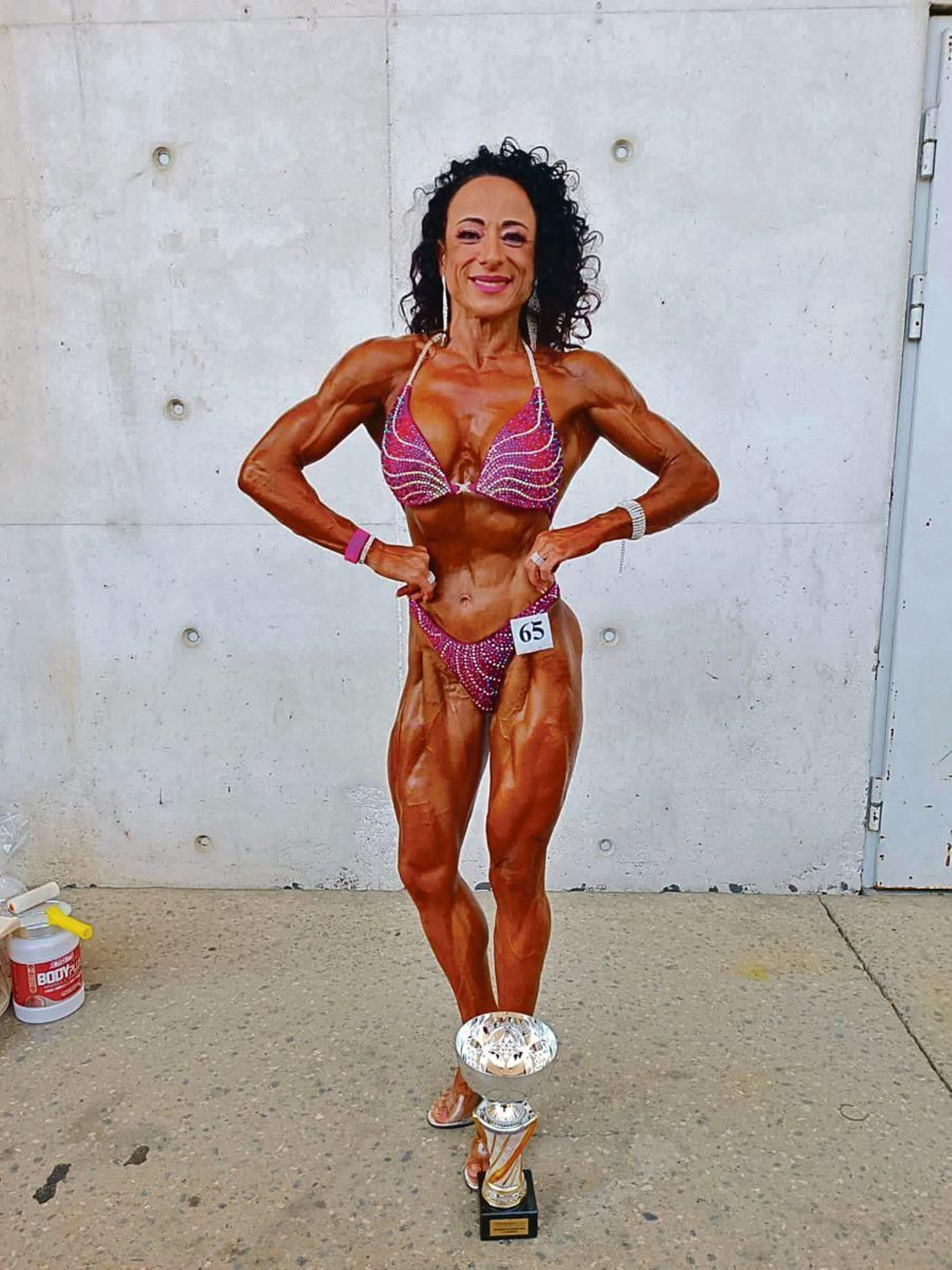 Ruth Medina Caneda posando tras la competición con uno de sus trofeos.