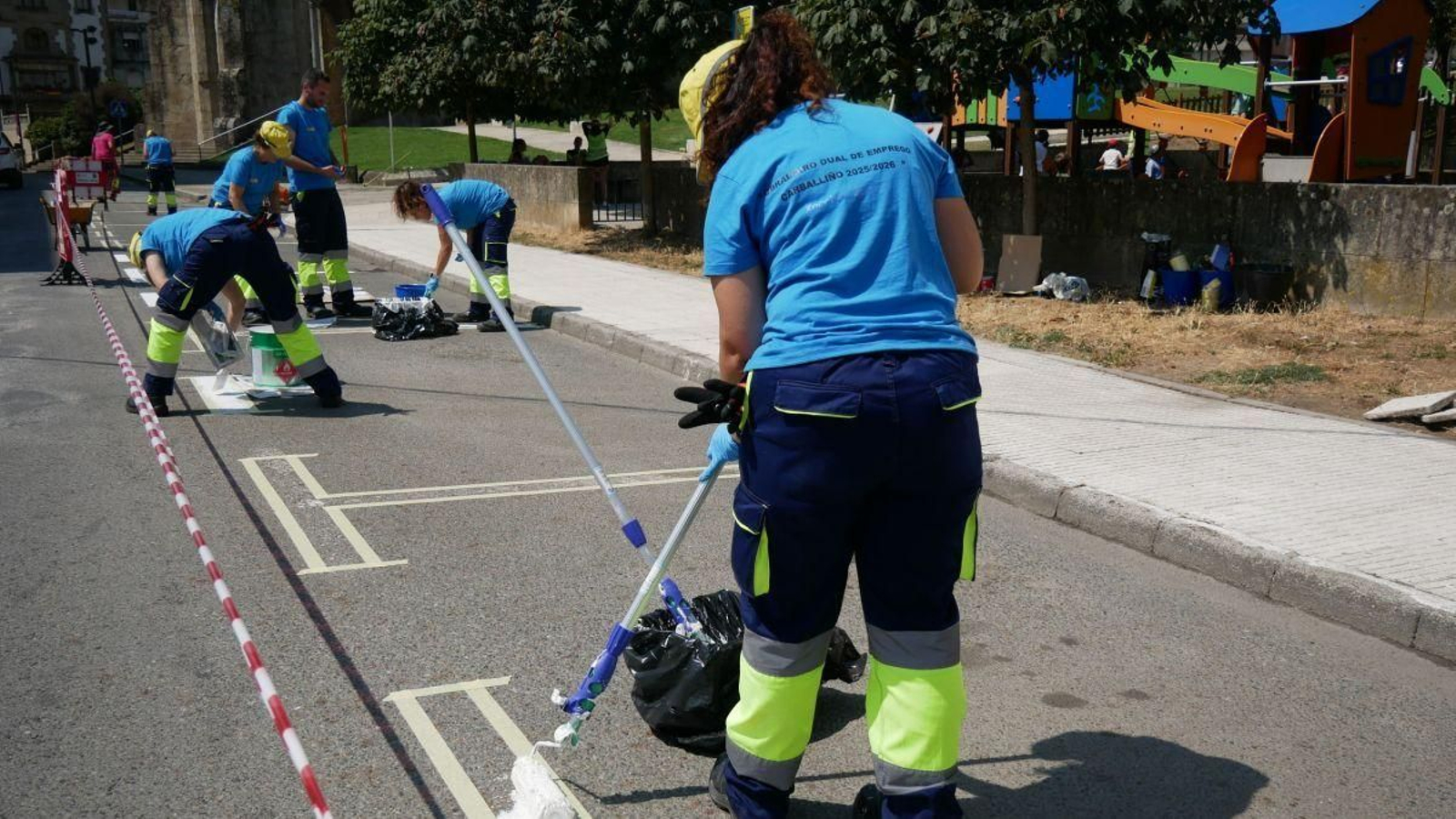 Alumnos del obradoiro pintando las calles.