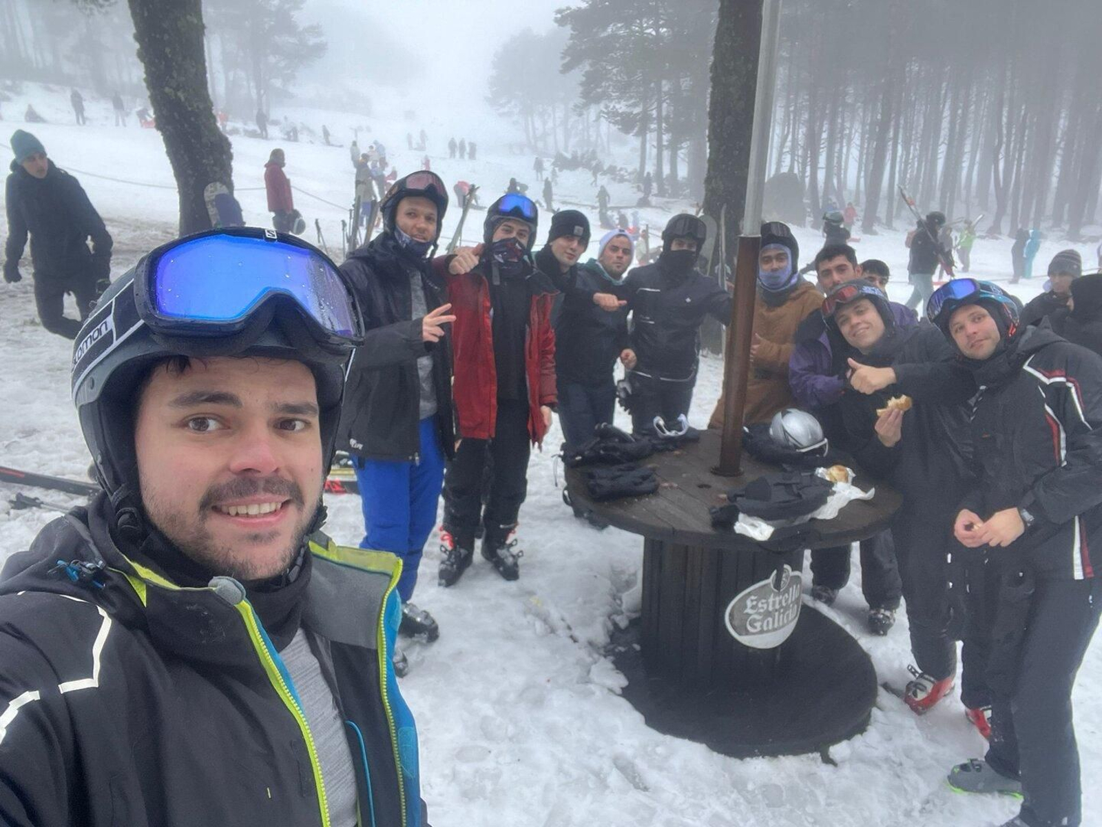 Esquiadores disfrutando de la nieve de Manzaneda.
