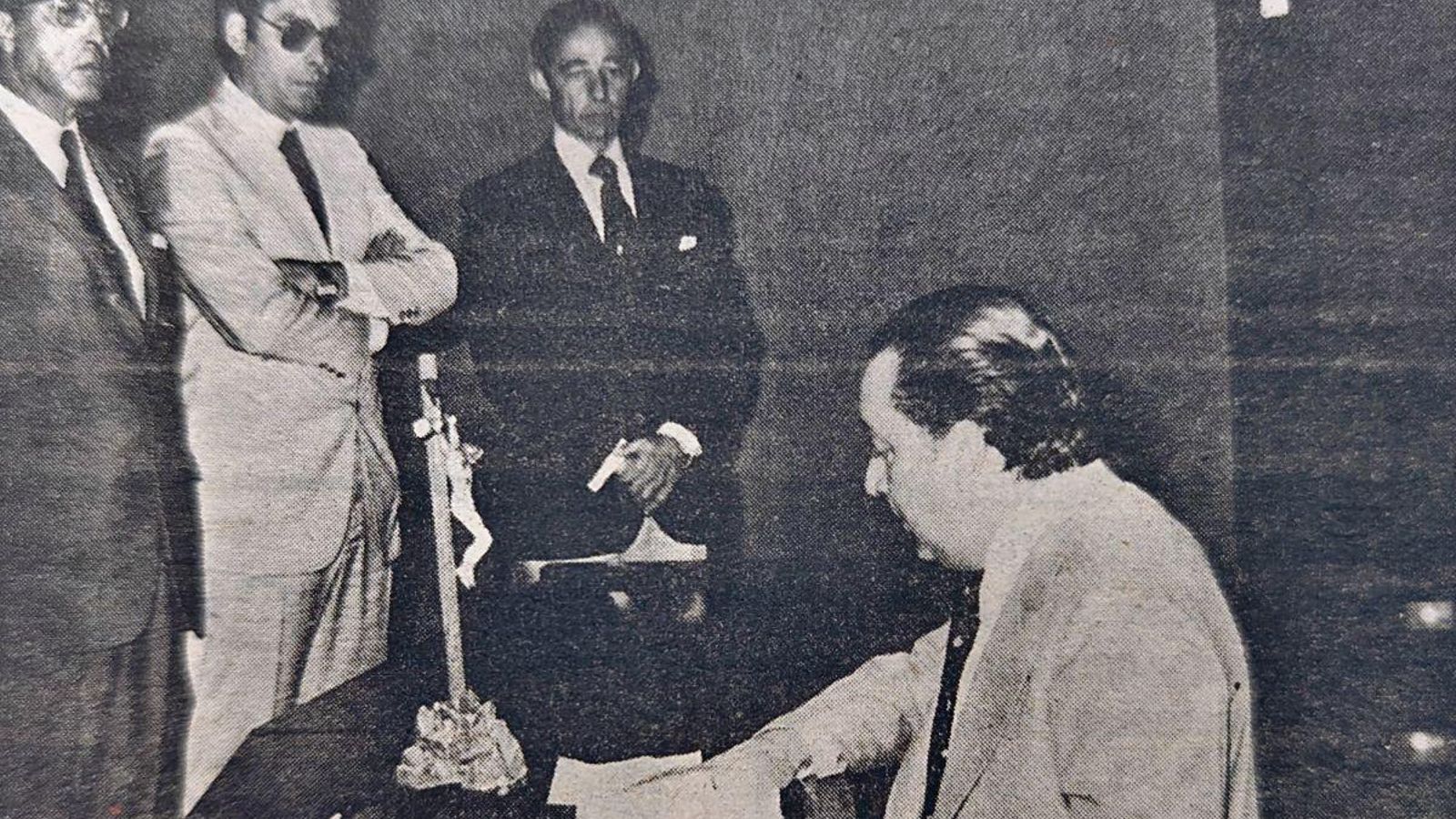 El doctor Relova Esteban jura su cargo como jefe local del Movimiento.