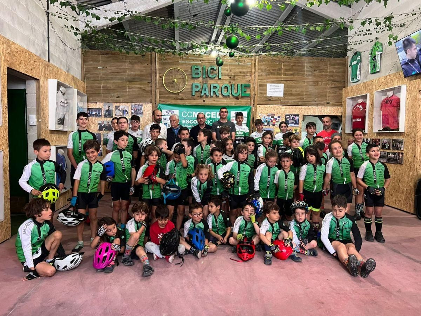 Parte de los jóvenes integrantes de la escuela del Club Ciclista Maceda con los homenajeados.
