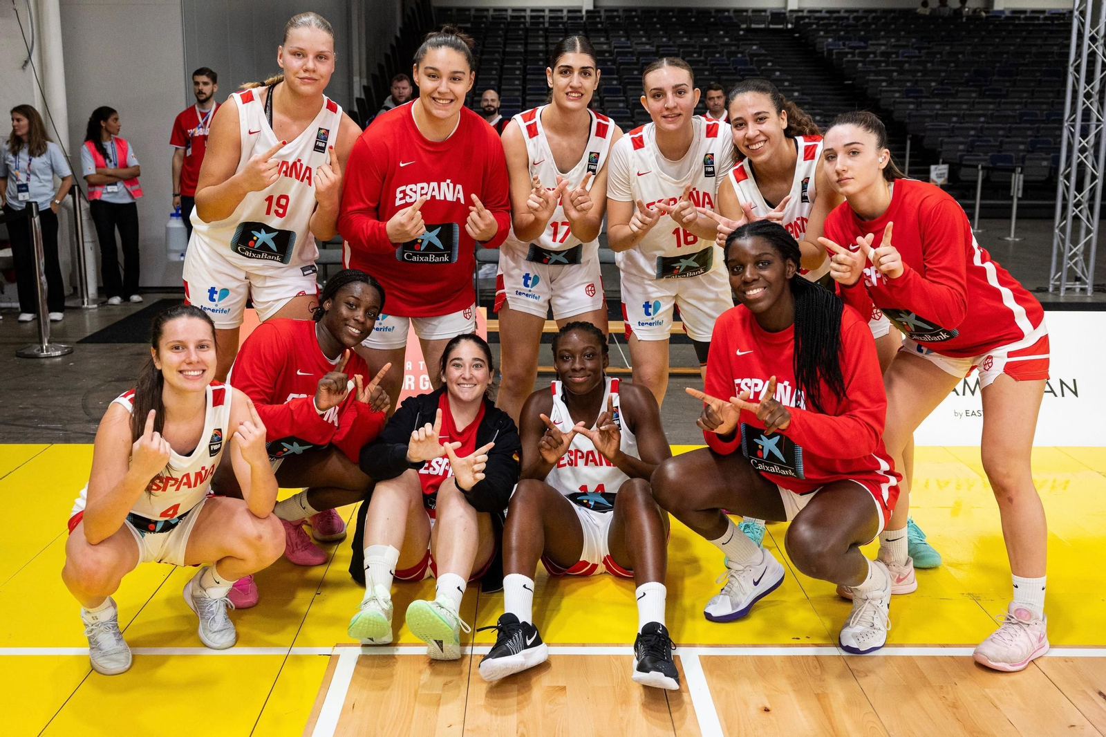 La selección española sub-18 tras la victoria ante Montenegro.