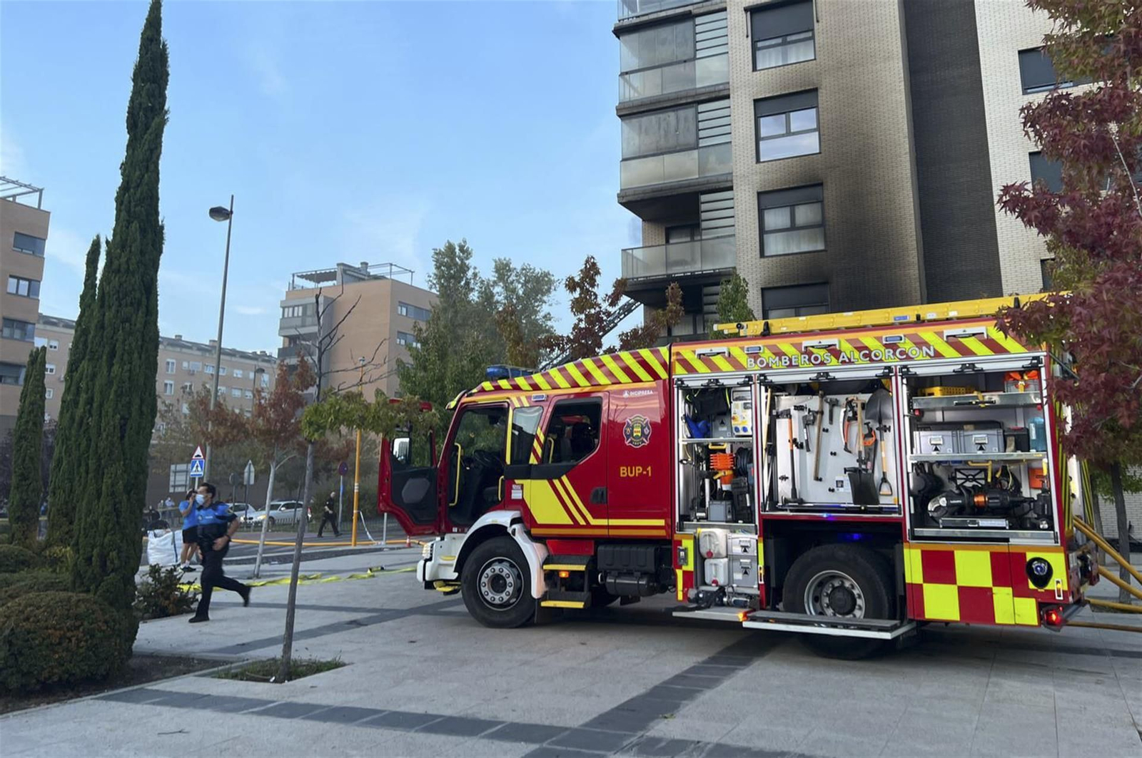 Bomberos operando en el lugar. Foto: EFE.