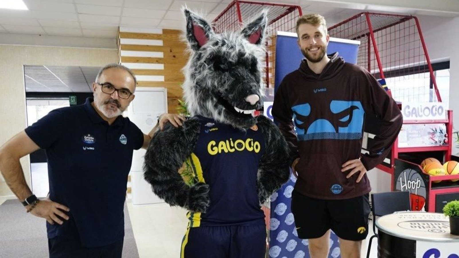 Moncho López, el Lobo y Ben Krikke, durante el acto de presentación previo al encuentro frente al Cantabria. (Foto: Marcos Atrio)