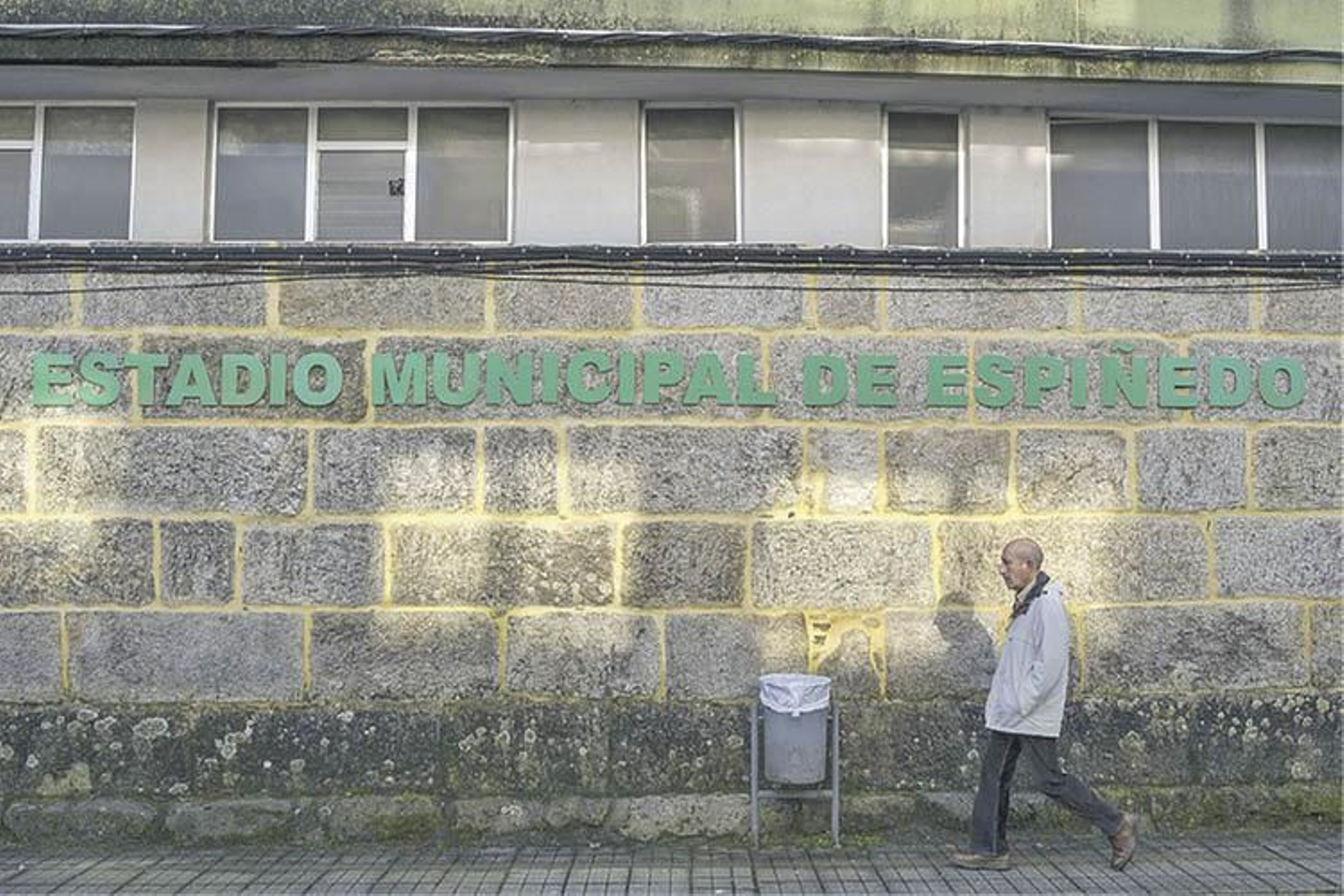 Exteriores del campo de Espiñedo en la previa del encuentro copero ante el Atlético (BRAIS LORENZO).