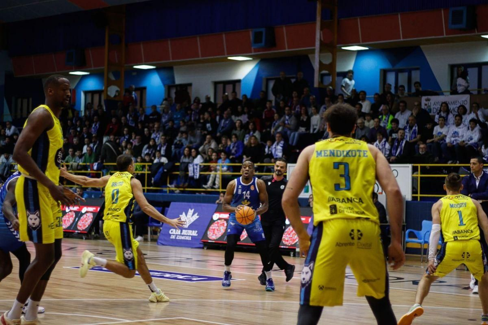 Zaid Hearst se dispone a lanzar ante la defensa de Diogo Brito.