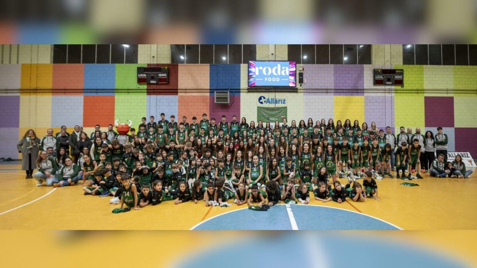 Foto de familia multitudinaria con la presencia de los jugadores y jugadoras de todos los equipos del CB Allariz de esta temporada 2025-2026, con los entrenadores, auxiliares, encargados, autoridades y, por supuesto, la mascota de la entida verdinegra, todo en una jornada de convivencia de cara a un curso baloncestístico siempre ilusionante en una villa con el baloncesto en el ADN.
