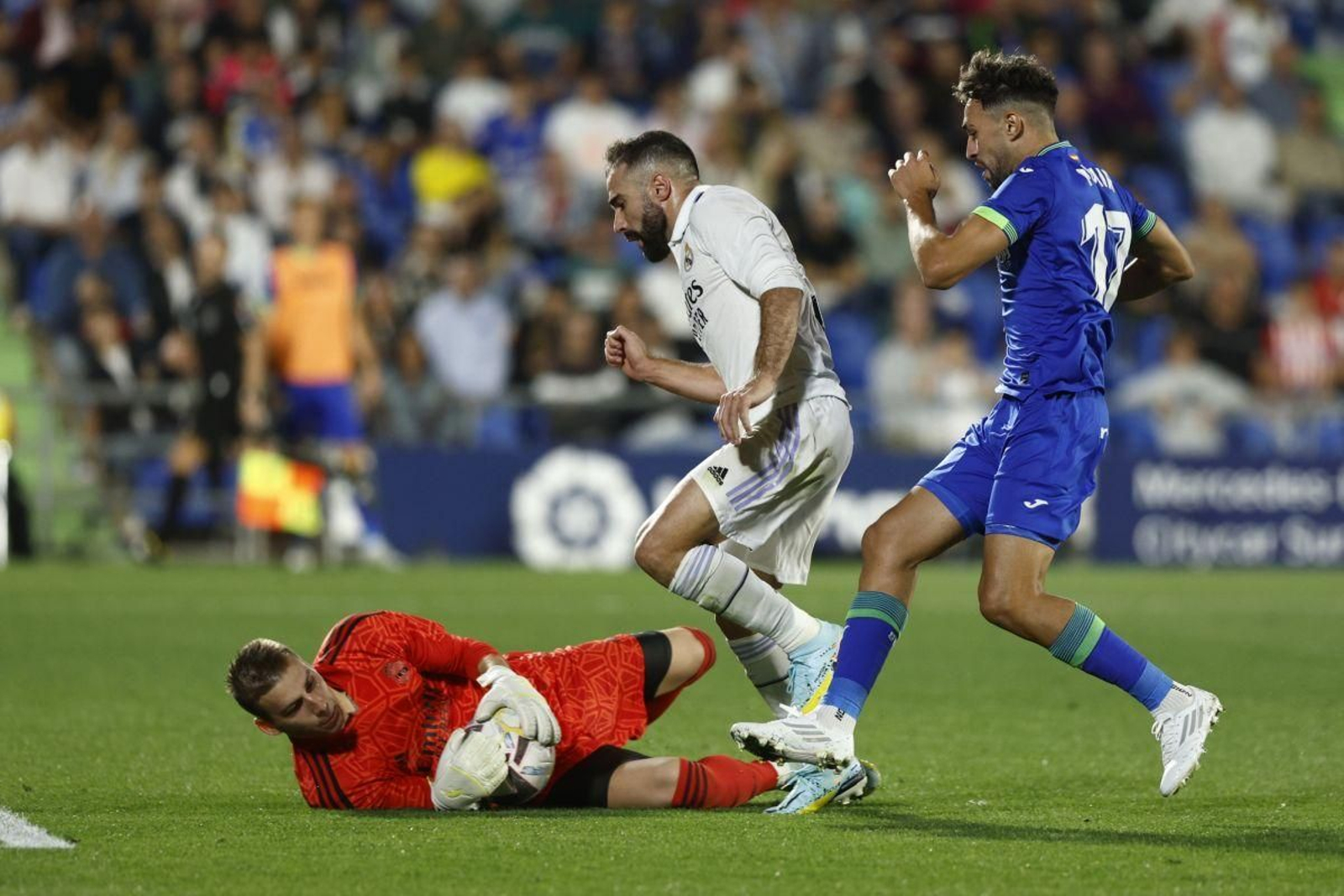 El getafense Munir presiona a los madridistas Carvajal y Lunin.