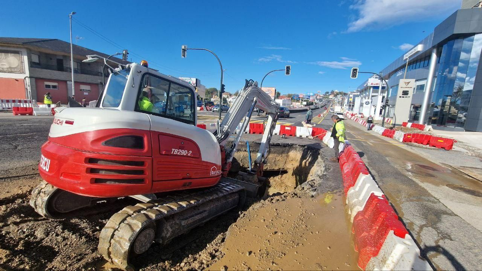 Operarios trabajan en la reparación del socavón que atrapó a un autobús en la Avenida de Madrid