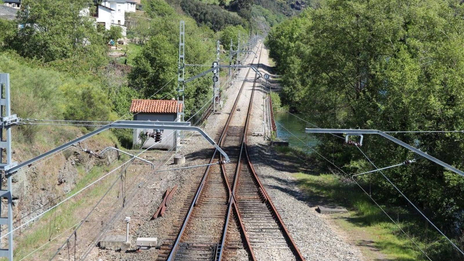 La vía a la salida del apeadero de Soldón-Sequeiros en el Concello de Quiroga.