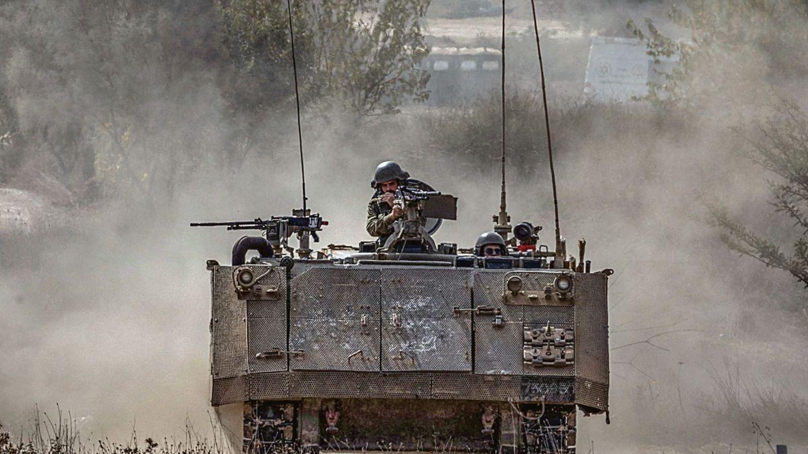 Blindado del Ejército israelí en Sderot, en la frontera con Gaza.