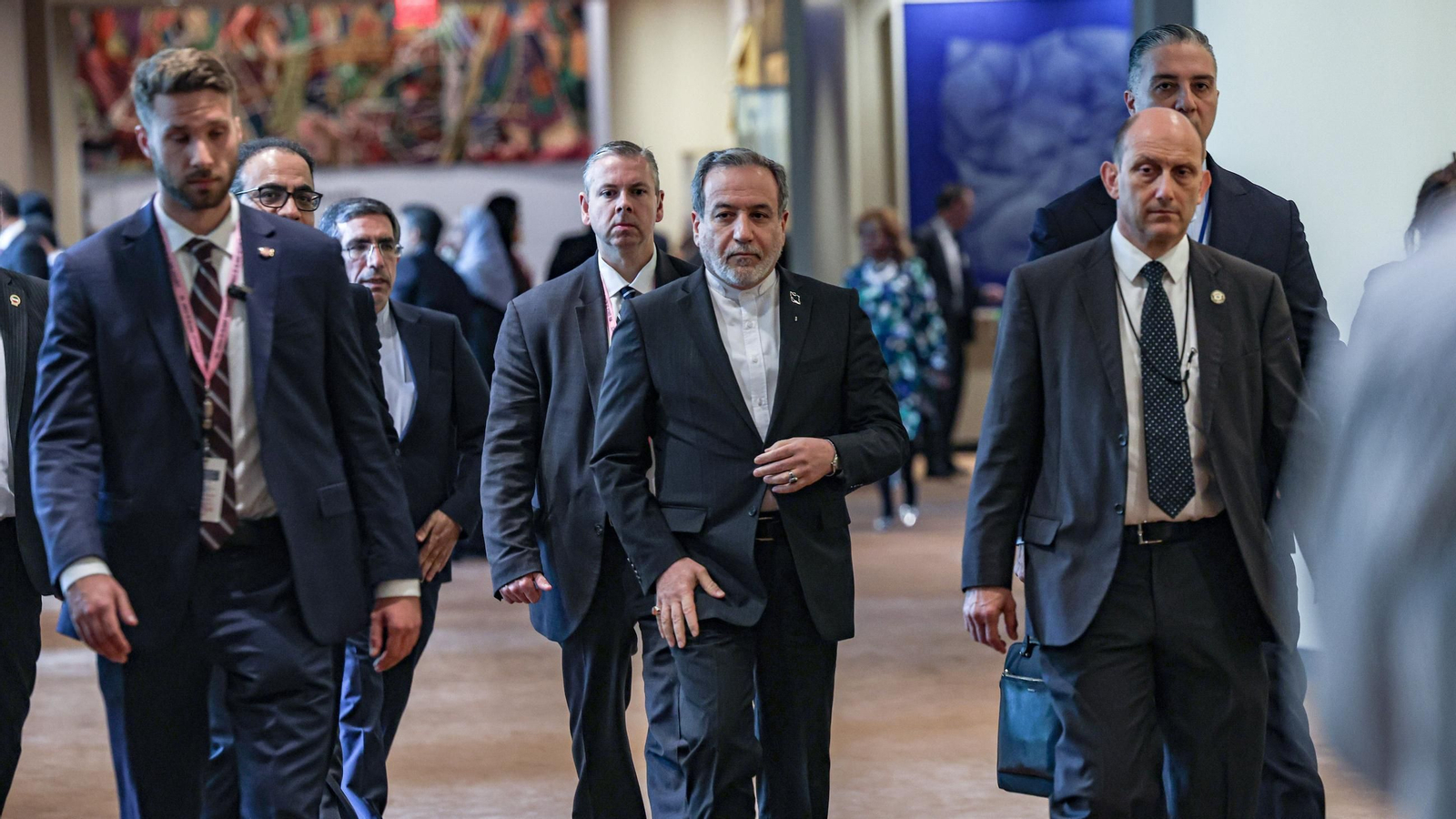 El ministro de Asuntos Exteriores de Irán, Seyed Abbas Araghchi (c), camina por un pasillo de la ONU el pasado viernes.