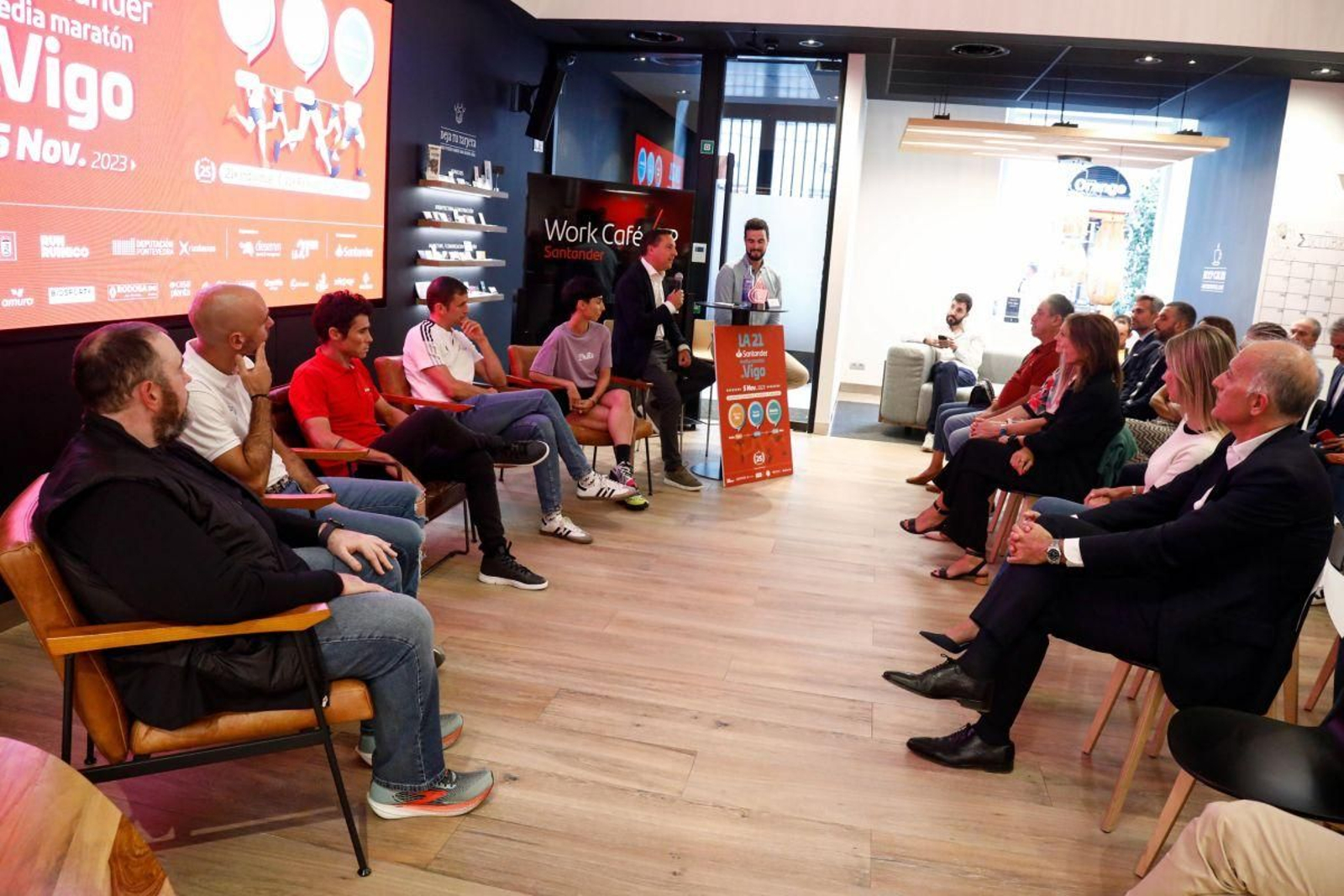 Javier Gómez Noya (tercero por la izquierda),  durante el acto de presentación de la Media Maratón de Vigo en el Work Café de Príncipe.