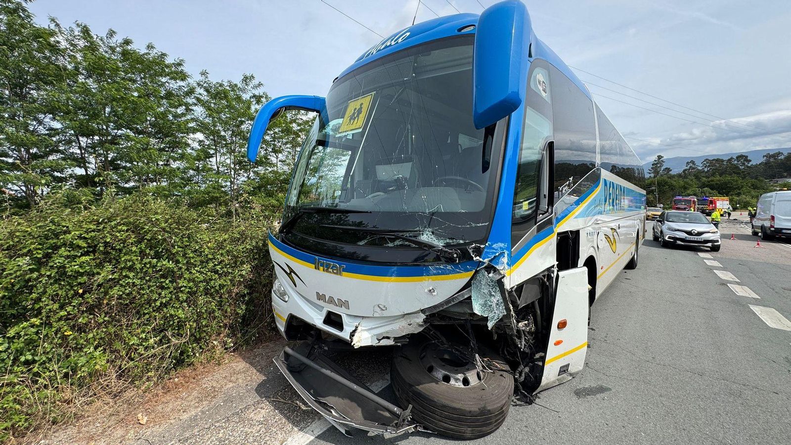 El estado en el que quedó el autobús escolar.