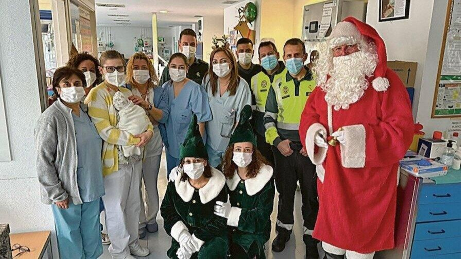Visita de Papá Noel al CHUO el día de Navidad.