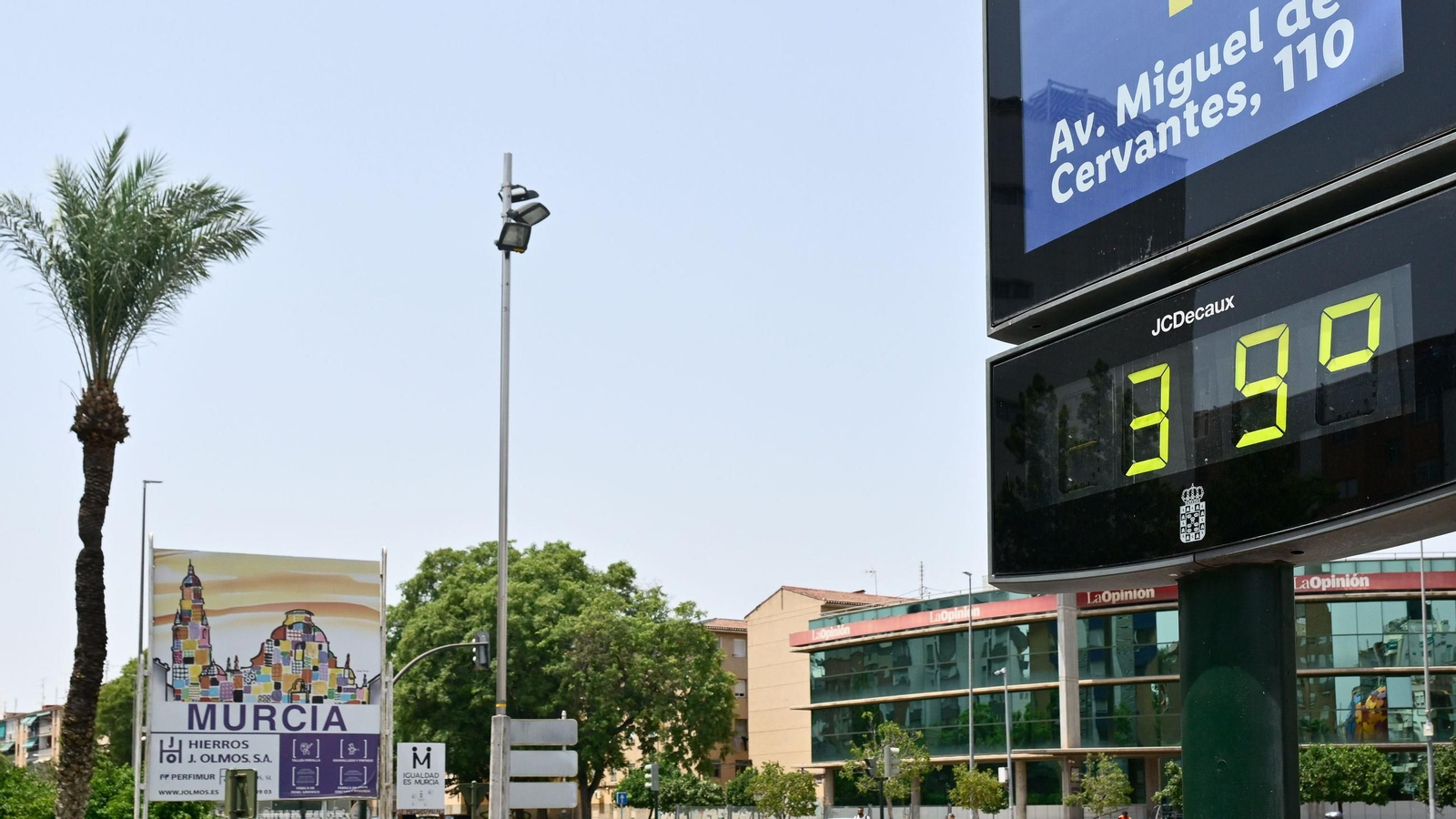 Termómetro callejero marca 39 grados, a 22 de julio de 2026, en Murcia, Región de Murcia
