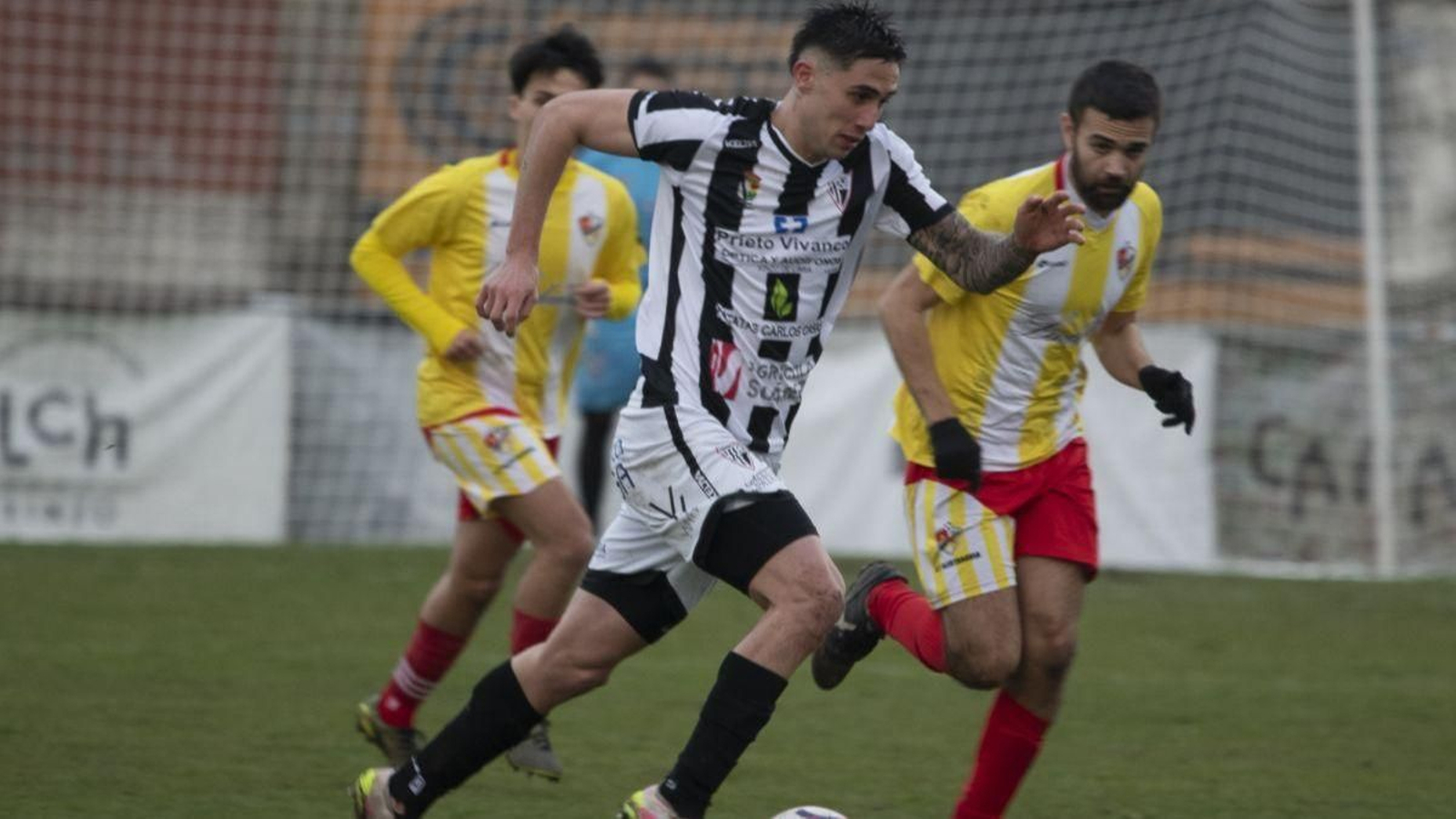 Nico Peruzzo, centrocampista del Antela, conduce la pelota en el partido frente   al Alertanavia.