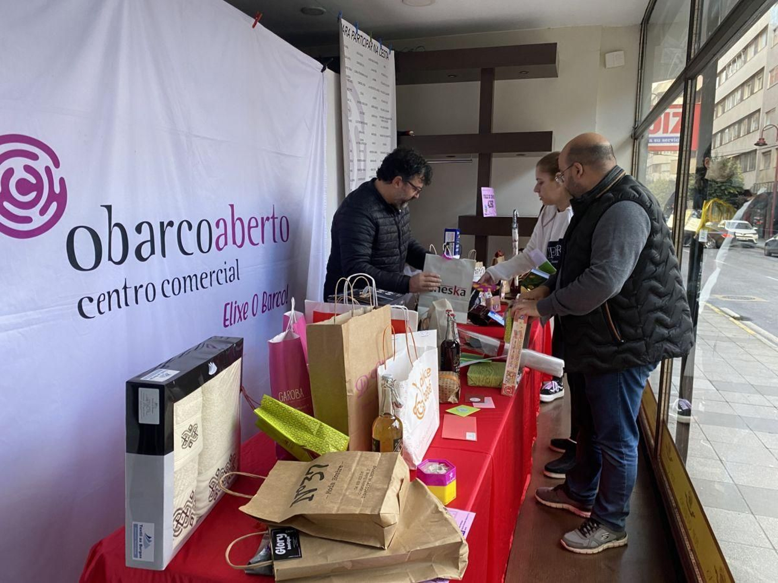 Miembros de la directiva del CCA O Barco colocando los regalos donados.