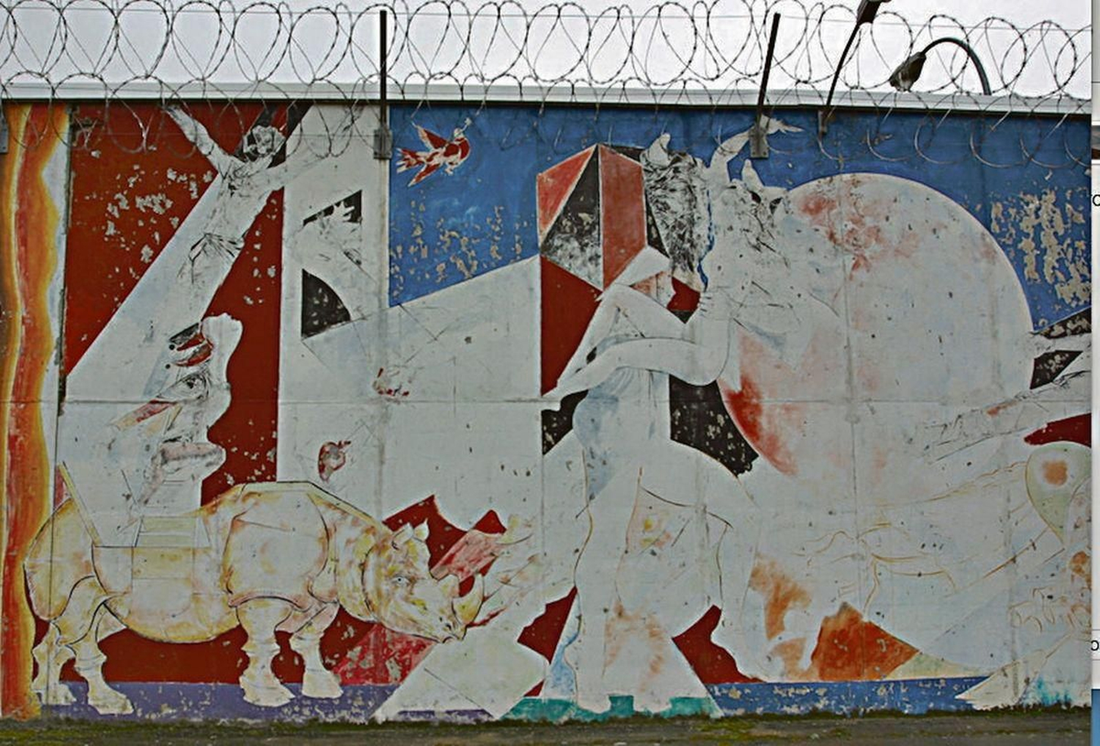 Un Quesada en la prisión provincial. La construcción de un muro impide en la actualidad que pueda ser visto por los presos como era la intención de los autores.