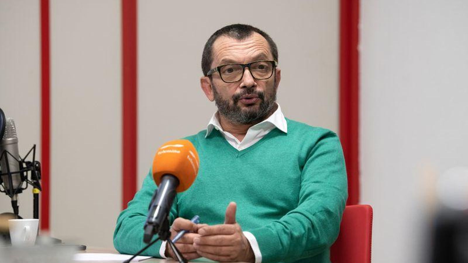 SAN CIBRAO DAS VIÑAS (LA REGIÓN-TELEMIÑO). 17/12/2021. OURENSE. Jorge Eiroa, director de compras de Vegalsa-Eroski, Benjamín Vázquez, director de marketing de Coren, e Carlos Parra, cociñeiro no Castelo de Maceda, nunha entrevista en La Región no programa 