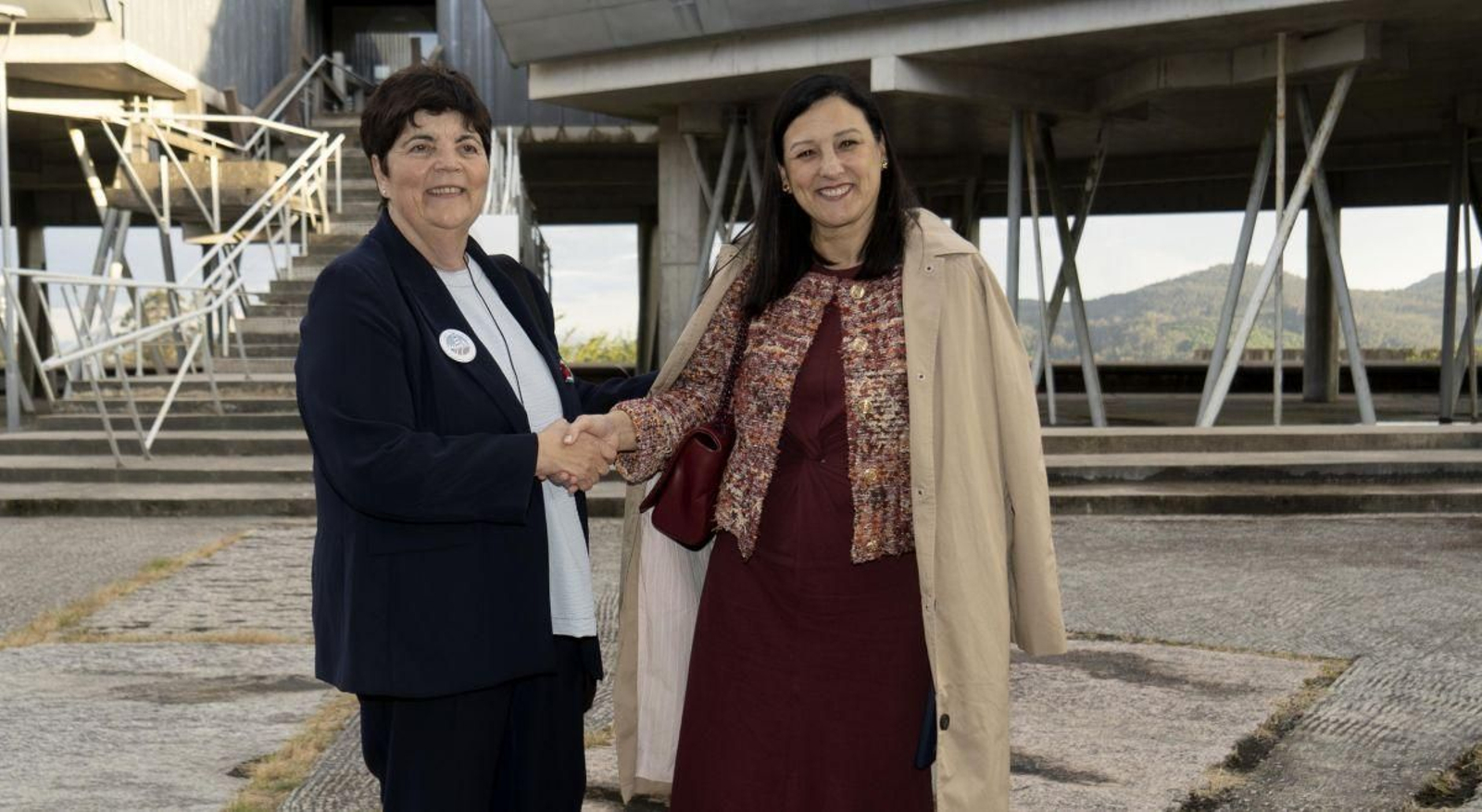 Carmen García Mateo, la ganadora este miércoles, y Belén Rubio, segunda, se saludan tras la jornada: ambas se disputarán el Rectorado el día 15.