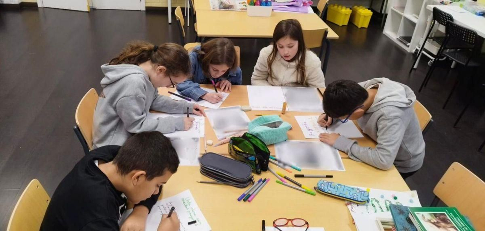 Alumnos del colegio de Ribadavia preparando los carteles.