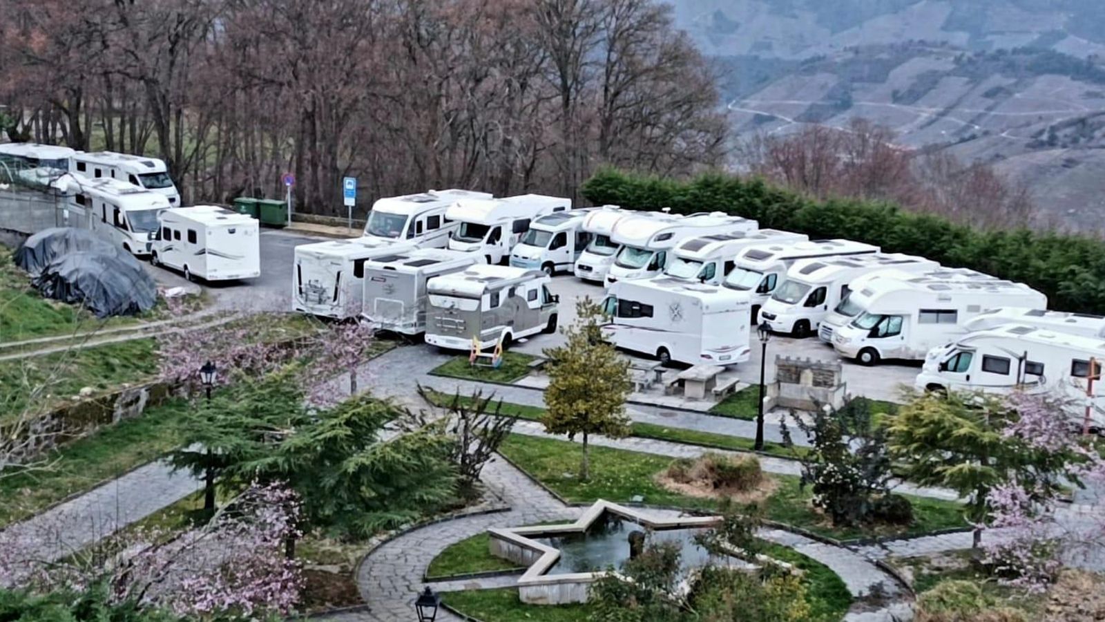 Las autocaravanas estacionadas ayer en el área del Parque da Estrela, en Castro Caldelas. 