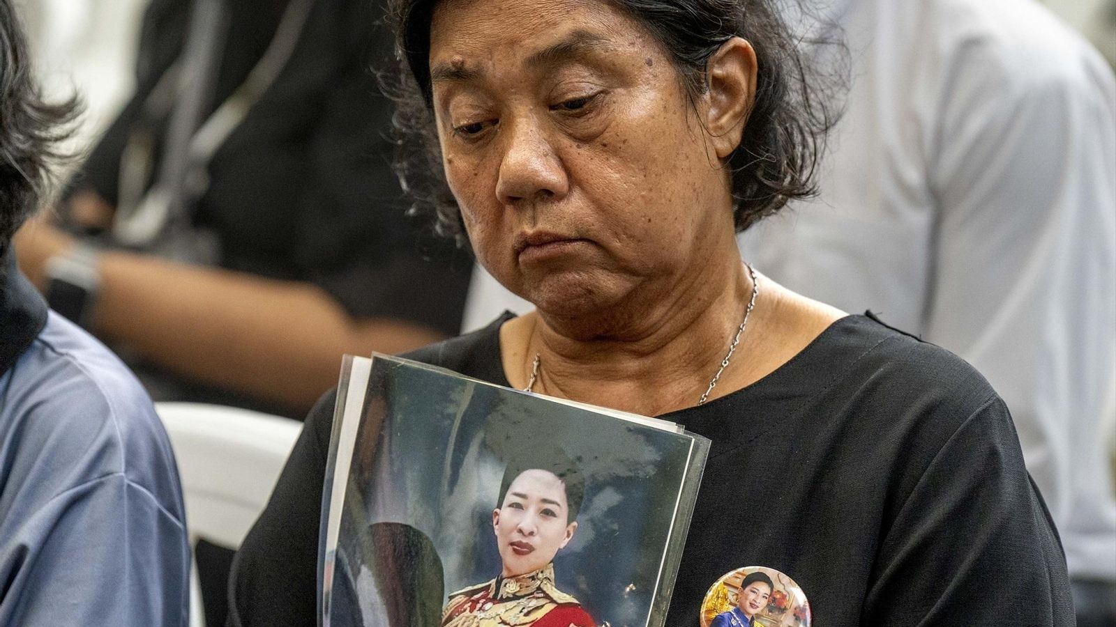 Un ciudadano tailandés sostiene un retrato de la princesa Bajrakitiyabha en el hospital