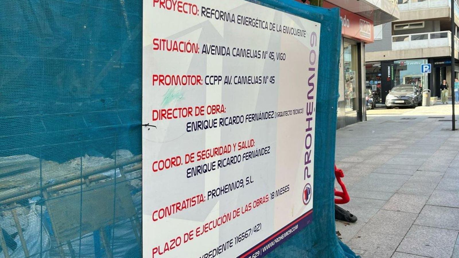 El cartel de la licencia de obra de reforma energética.