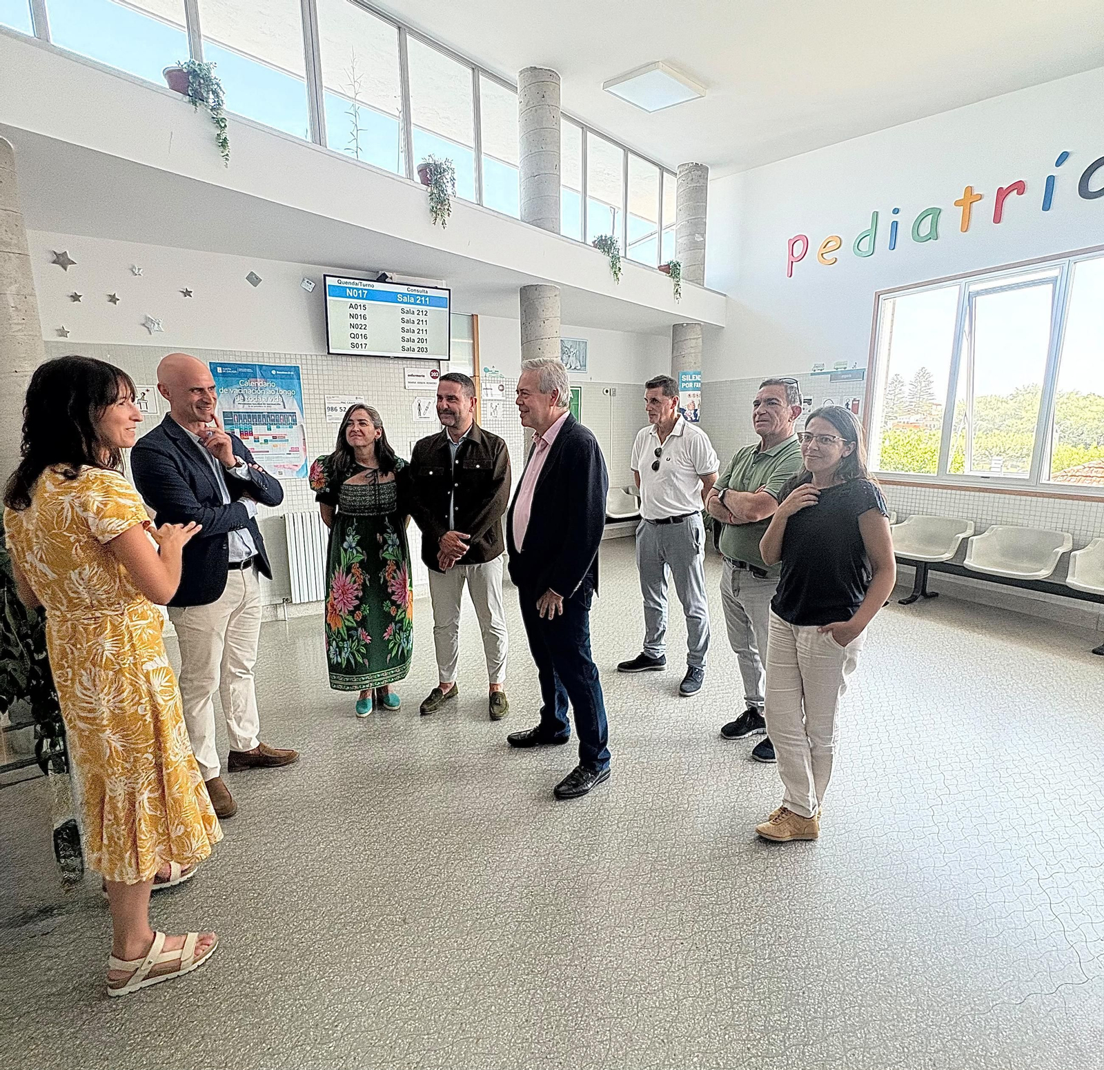José Flores y Gómez Caamaño durante la visita al centro de salud de Cambados.