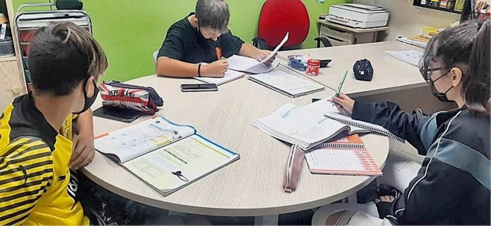 Menores con enfermedades oncológicas en las clases de refuerzo impulsadas por la asociación.