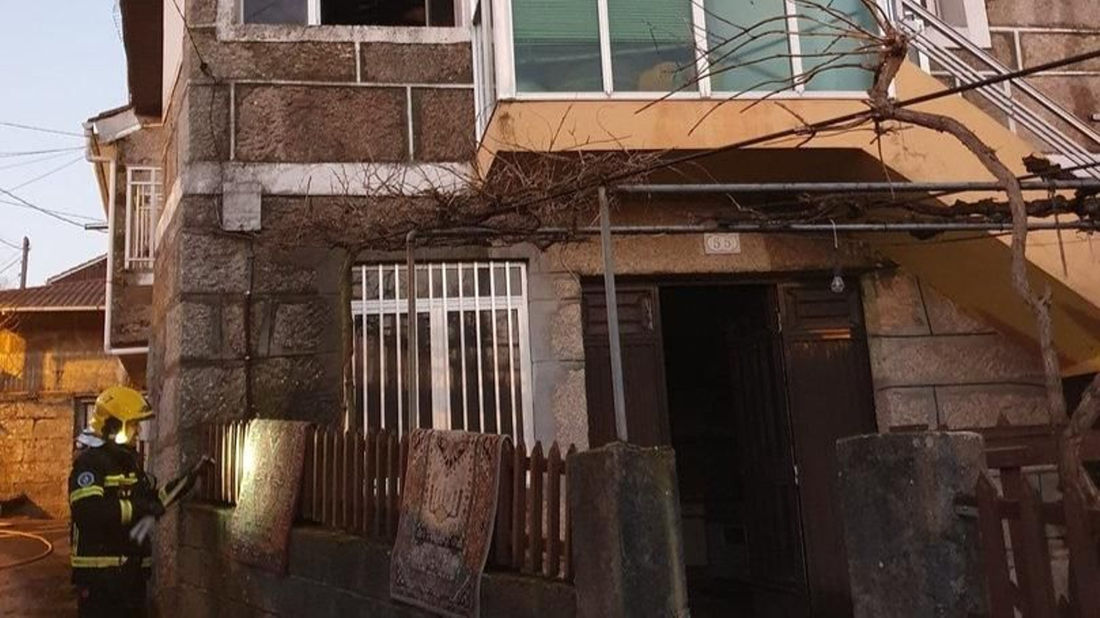 Los bomberos en el incendio en la vivienda en Cerdeira (Xunqueira de Ambía).