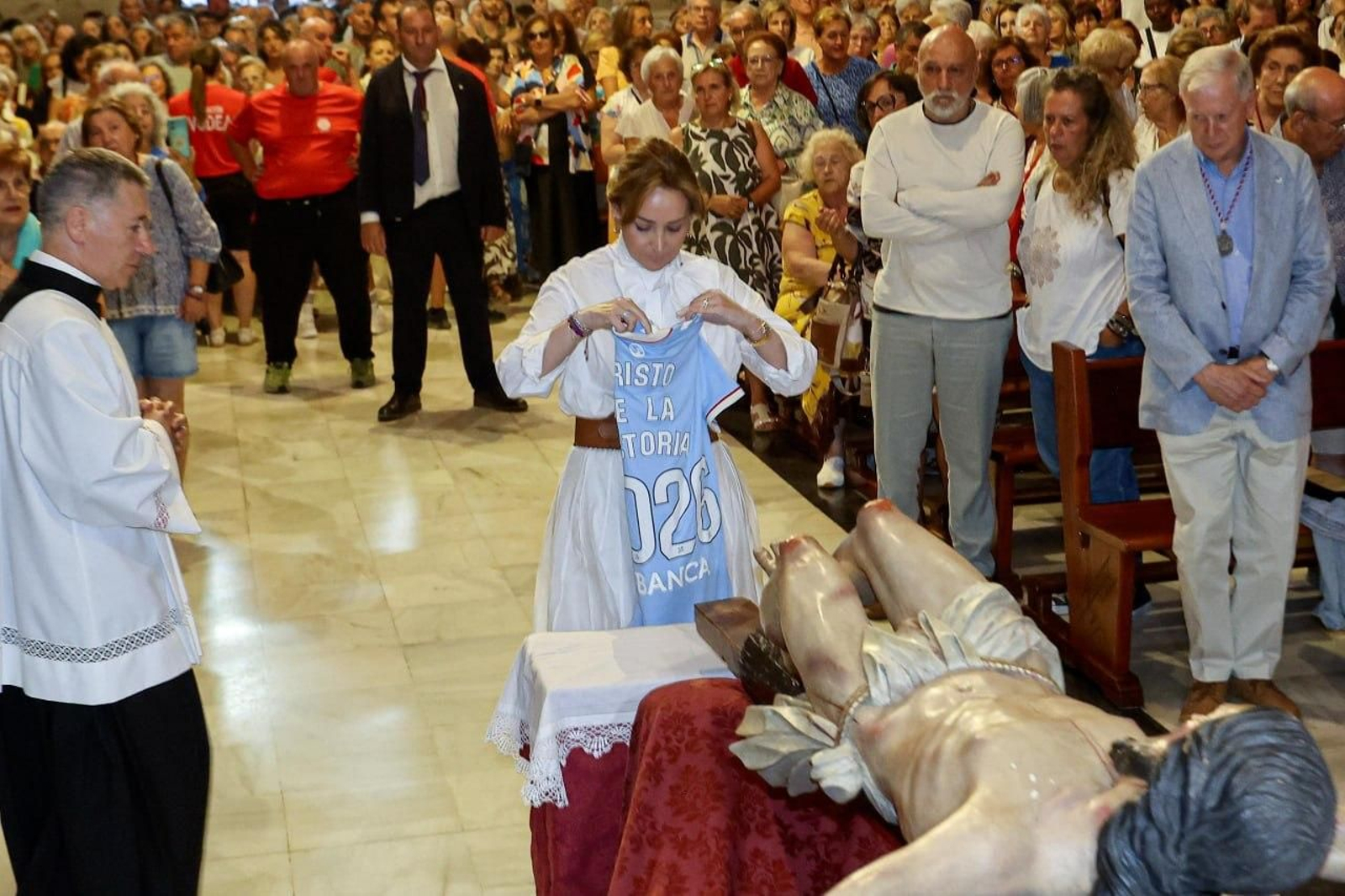 Galería | Vigo vive el pregón y el descendimiento del Cristo da Victoria